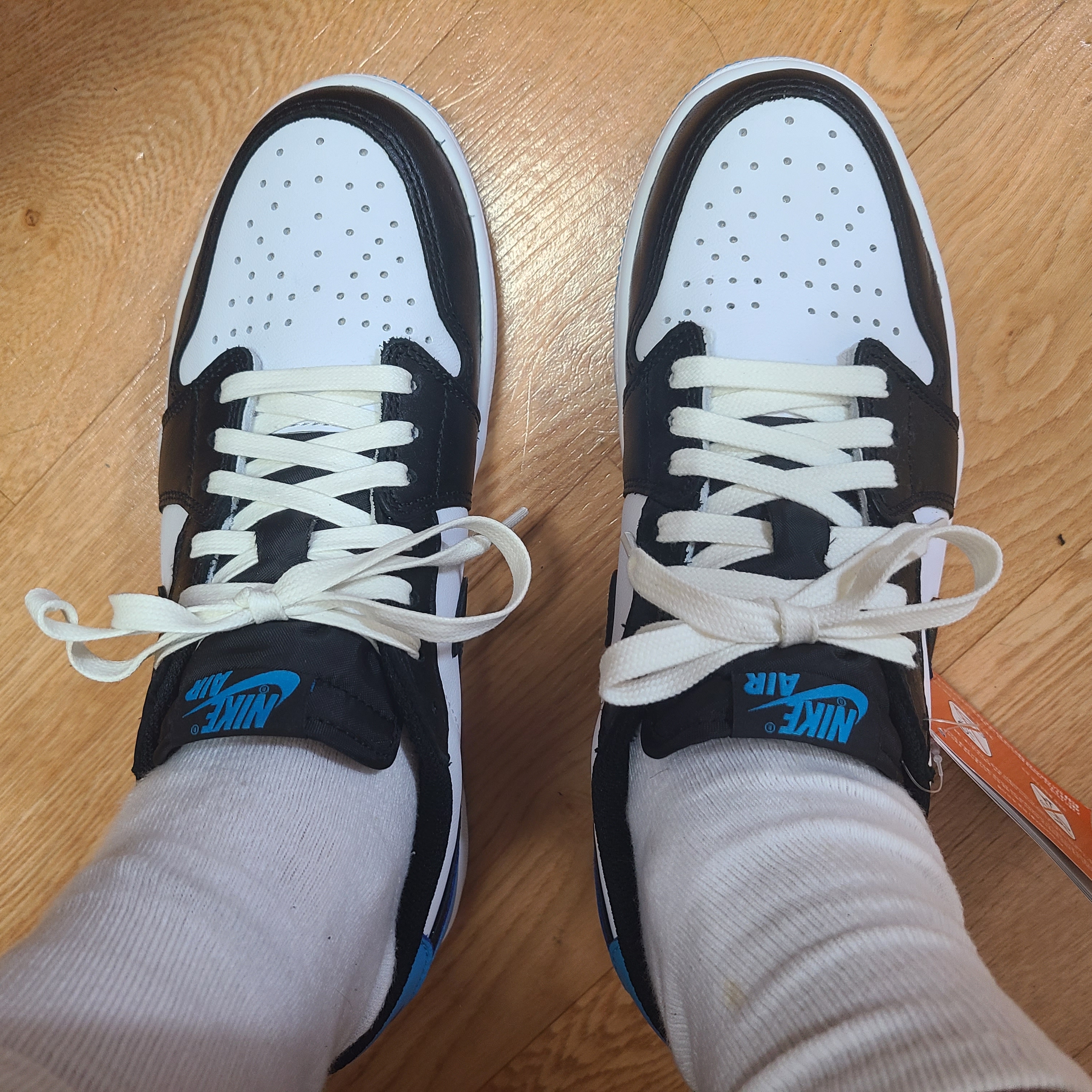 Jordan 1 Retro Low OG Black and Dark Powder Blue 착용 스타일
