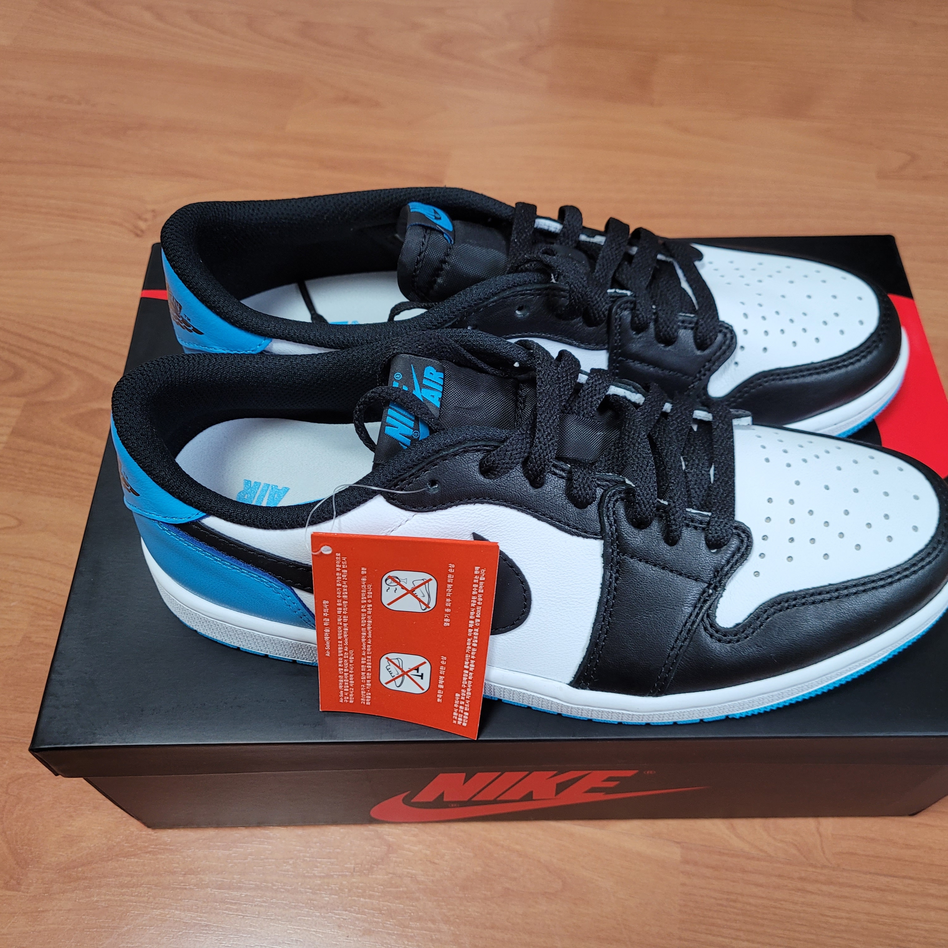 Jordan 1 Retro Low OG Black and Dark Powder Blue 착용 스타일 - 3