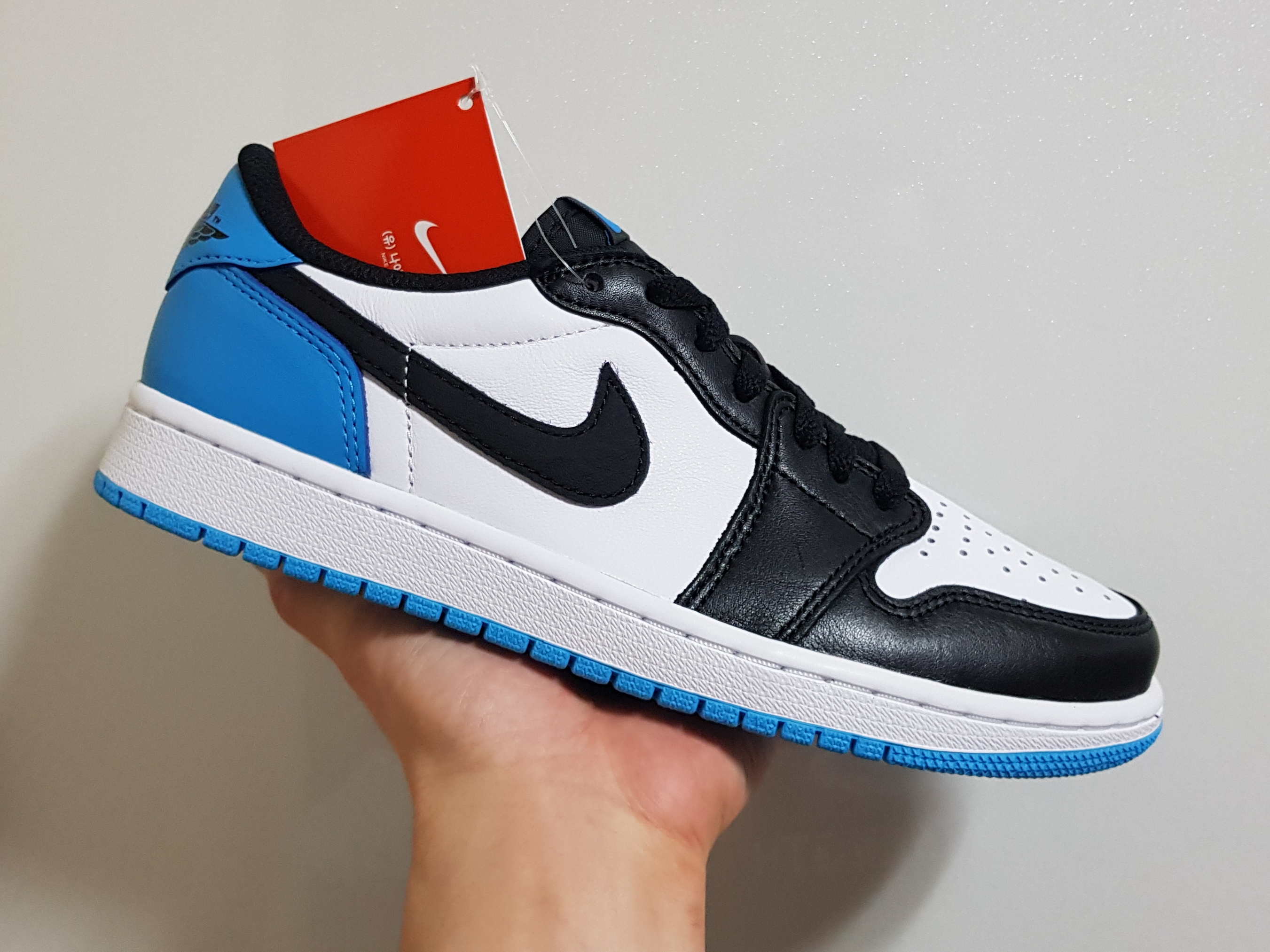 Jordan 1 Retro Low OG Black and Dark Powder Blue 착용 스타일