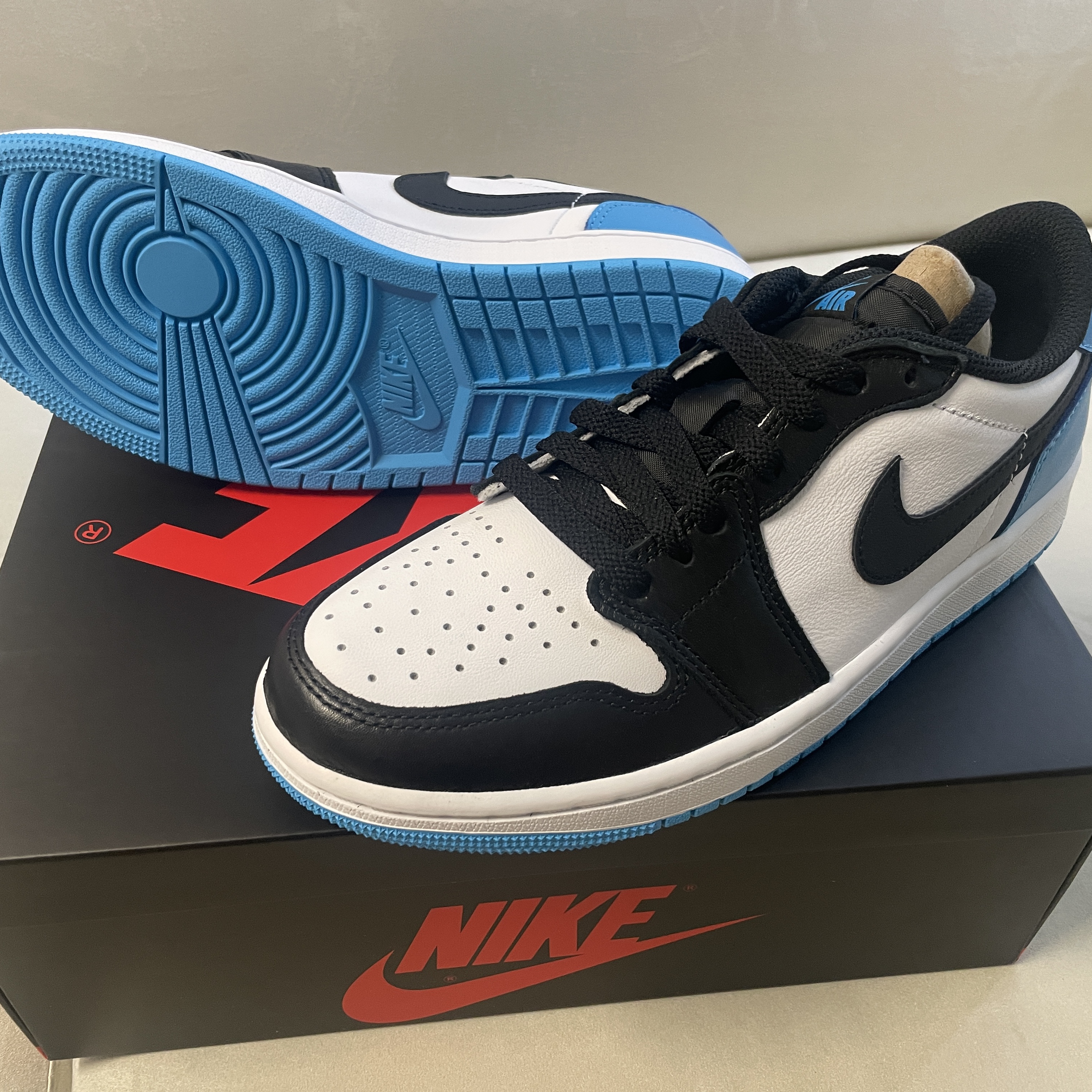 Jordan 1 Retro Low OG Black and Dark Powder Blue 착용 스타일 - 2