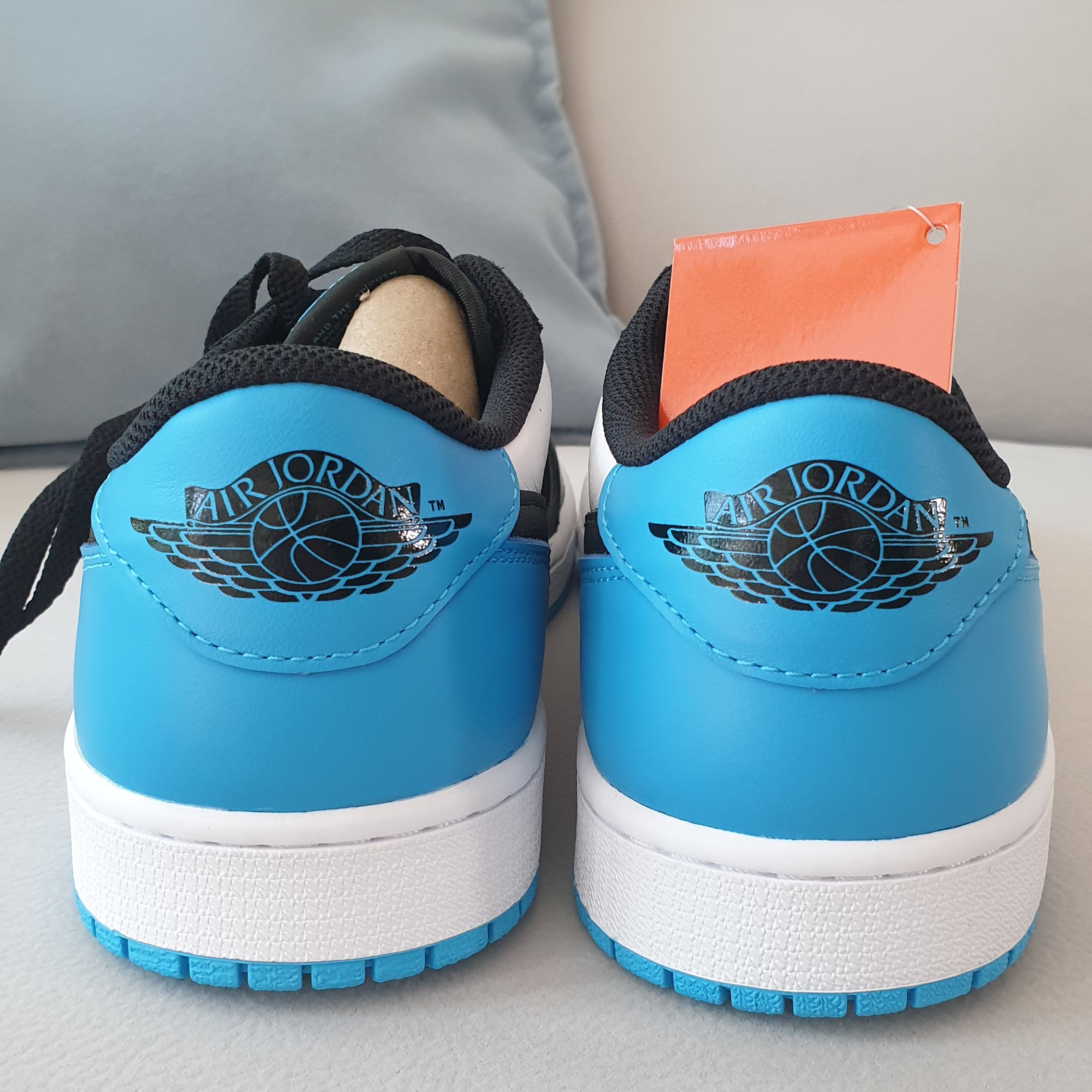 Jordan 1 Retro Low OG Black and Dark Powder Blue 착용 스타일 - 2