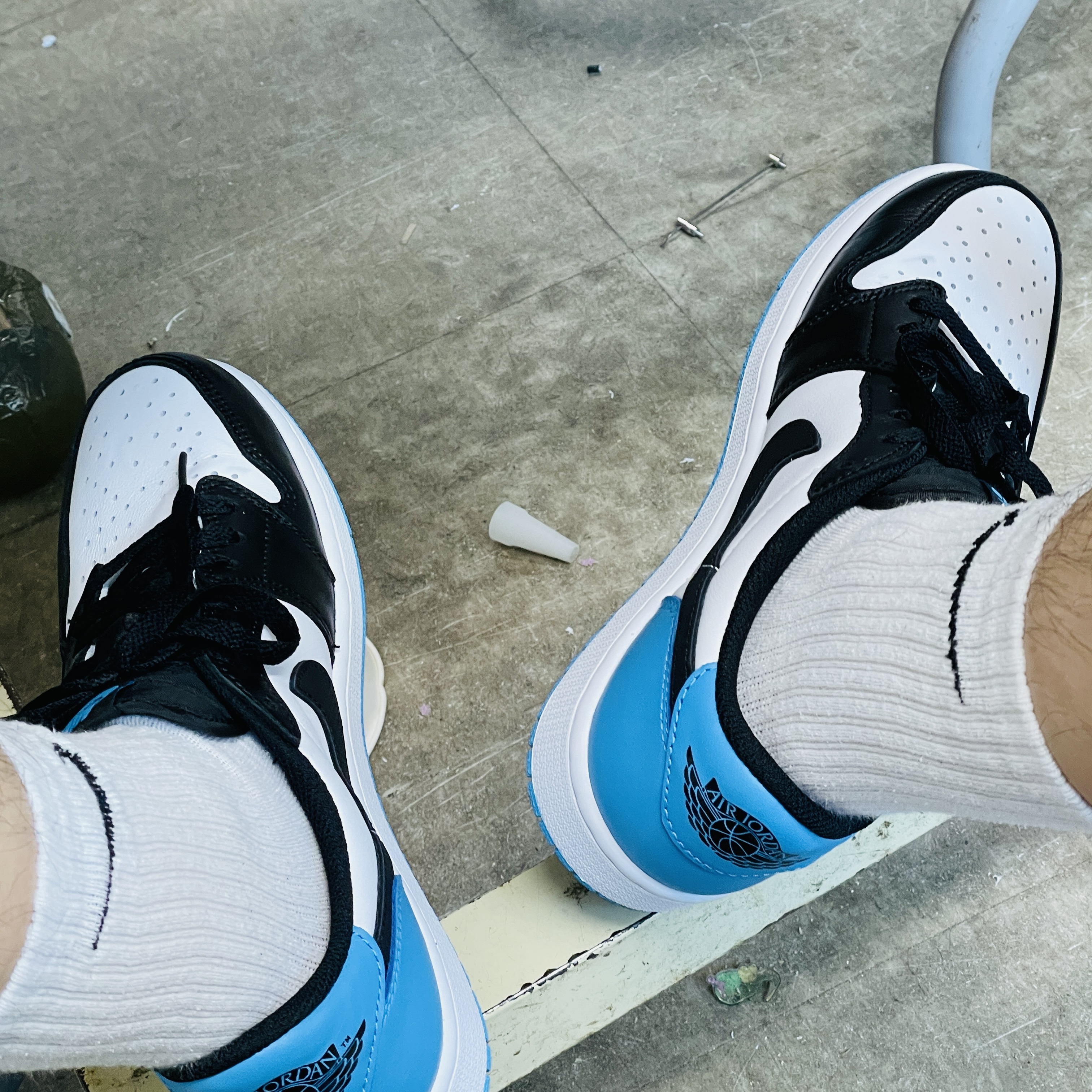 Jordan 1 Retro Low OG Black and Dark Powder Blue 착용 스타일