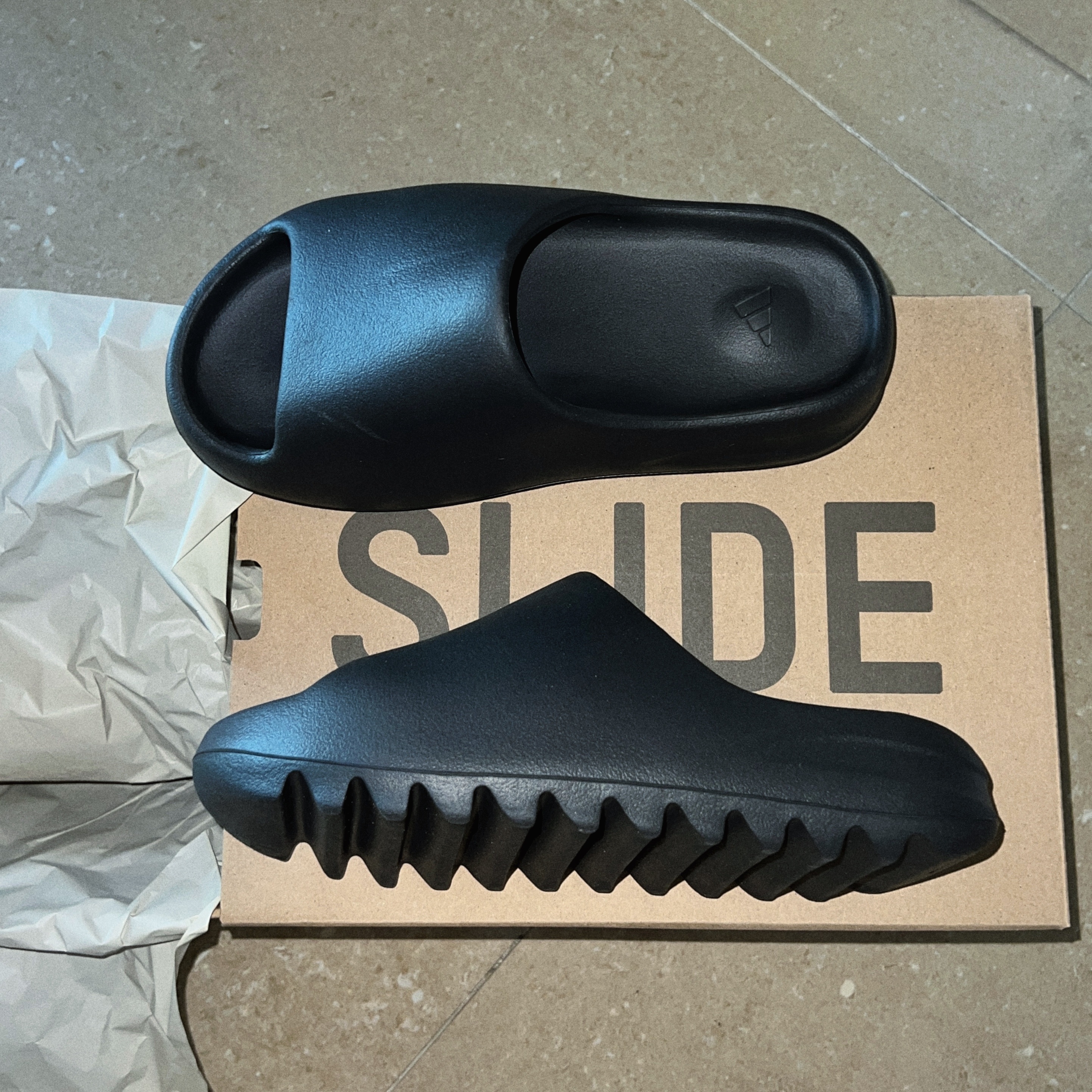 Adidas Yeezy Slide Onyx 착용 스타일 - 3