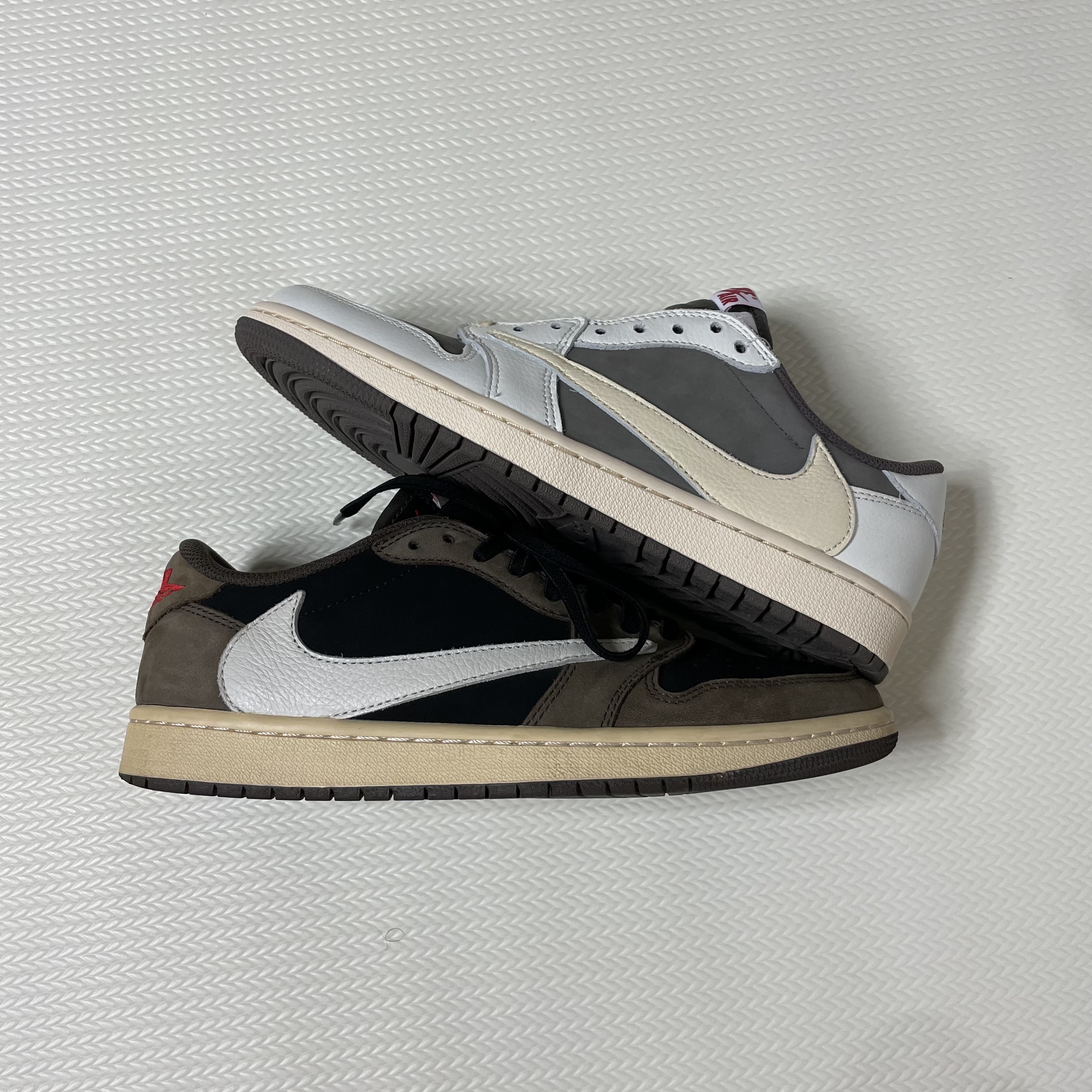 Jordan 1 x Travis Scott Retro Low OG SP Sail and Ridgerock, Jordan 1 x Travis Scott Retro Low OG SP Mocha 착용 스타일 - 1