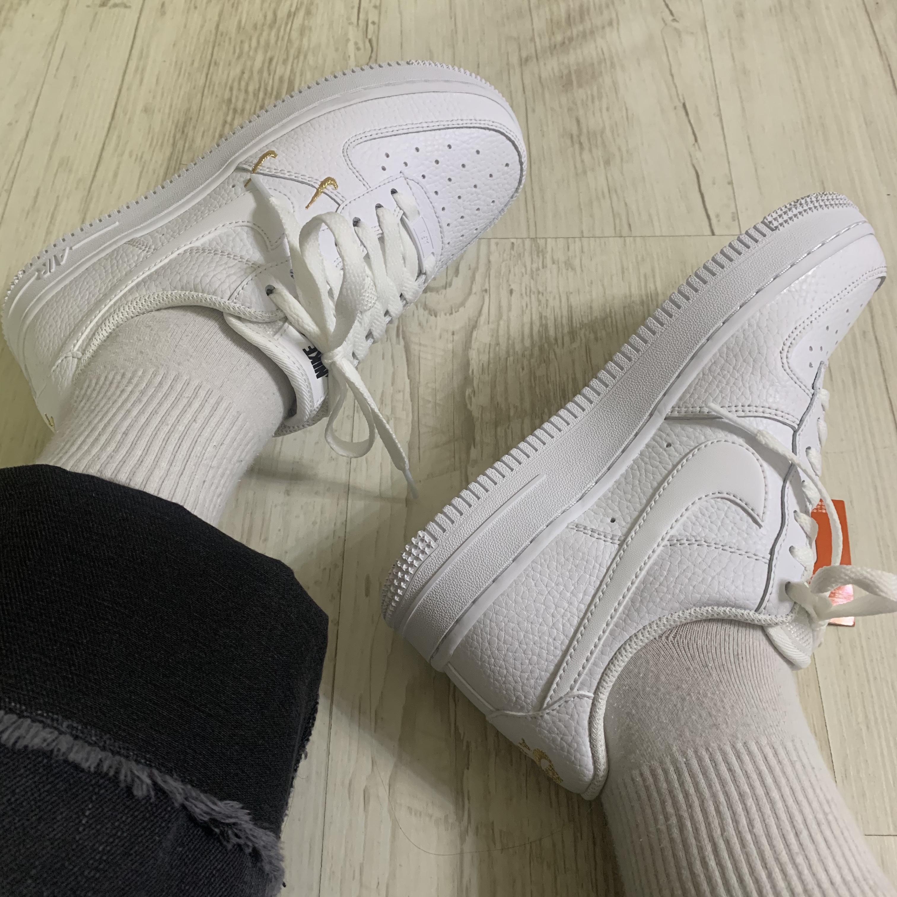 (W) Nike Air Force 1 '07 Essential White Metallic Gold 착용 스타일