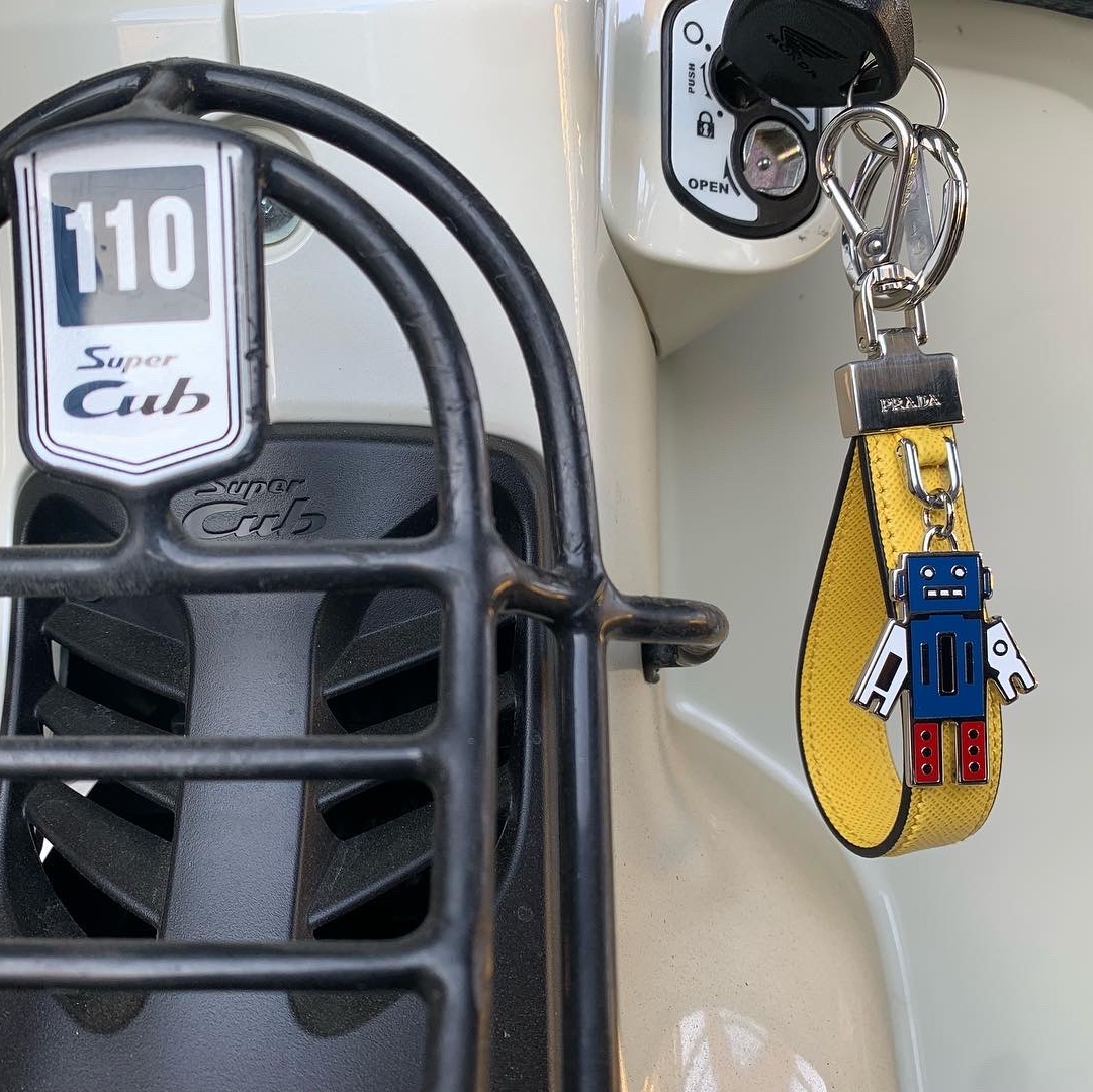 Prada Saffiano Leather Robot Keychain Black 착용 스타일