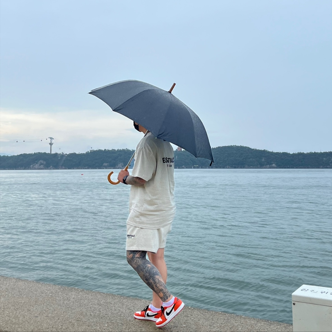 Essentials The Core Collection T-Shirt Light Oatmeal, Essentials The Core Collection Sweatshorts Light Oatmeal 착용 스타일