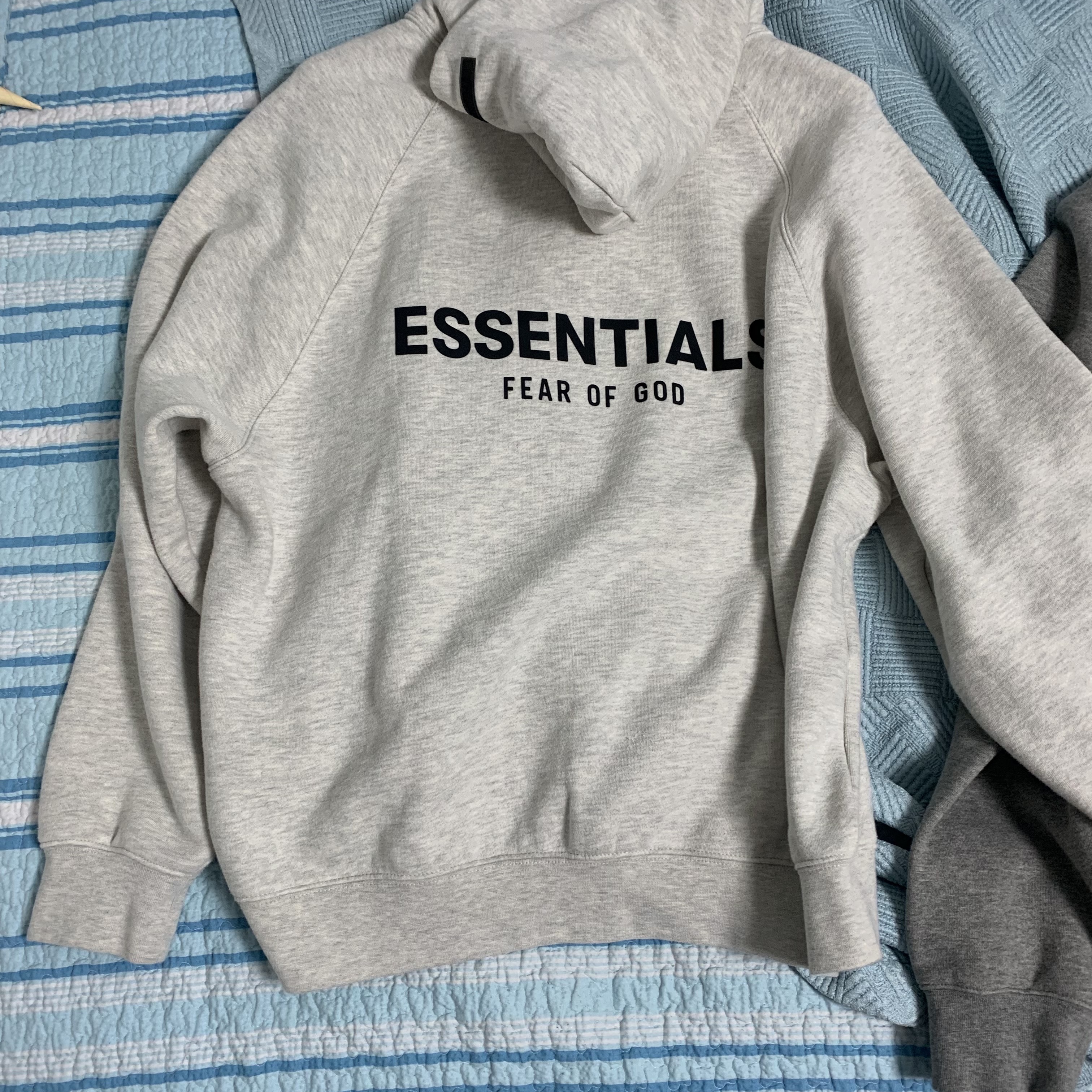 Essentials 3D Silicon Applique Pullover Hoodie Olive/Khaki - 20FW, Essentials 3D Silicon Applique Pullover Hoodie Heather Oatmeal/Dark Heather Oatmeal - 20FW 착용 스타일 - 3