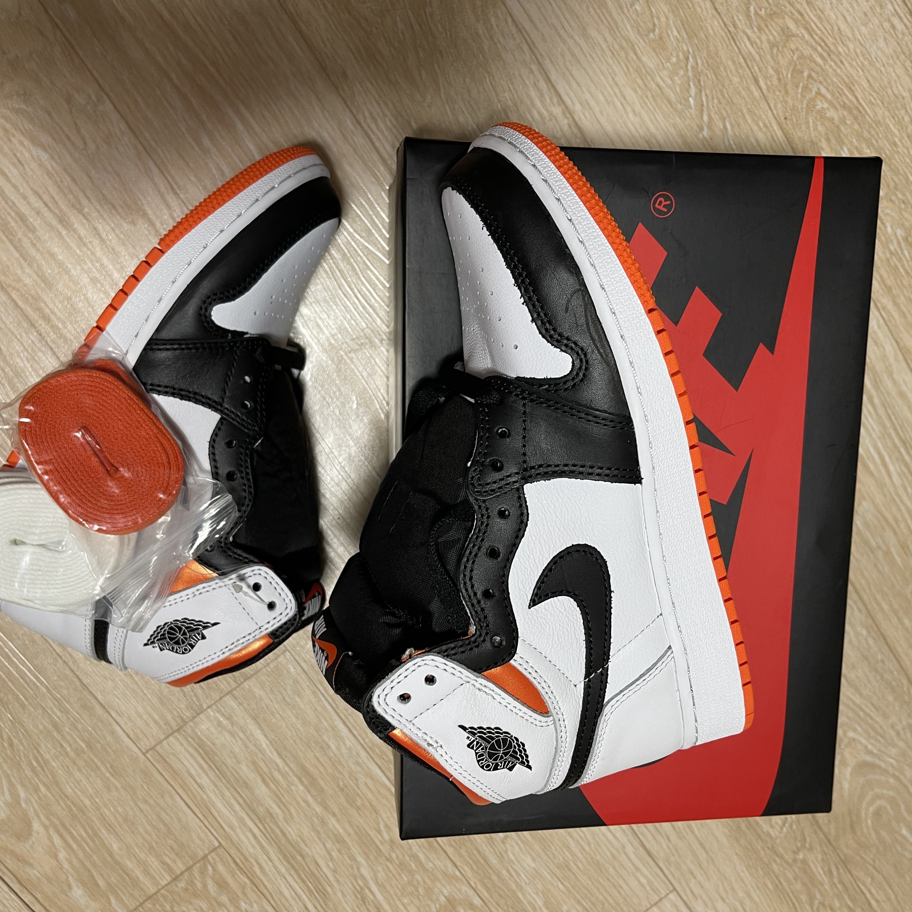 Jordan 1 Retro High OG Electro Orange 착용 스타일