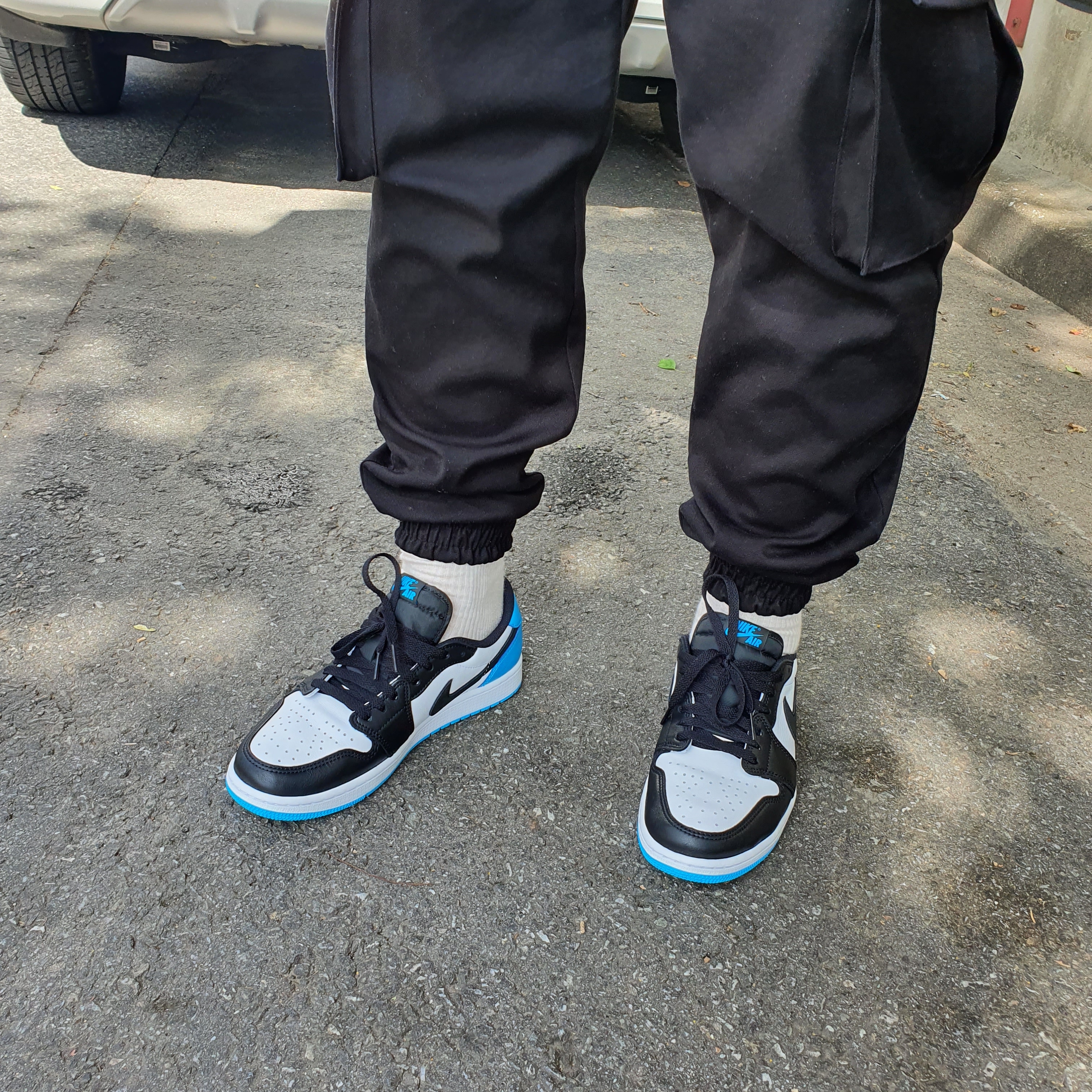Jordan 1 Retro Low OG Black and Dark Powder Blue 착용 스타일 - 1