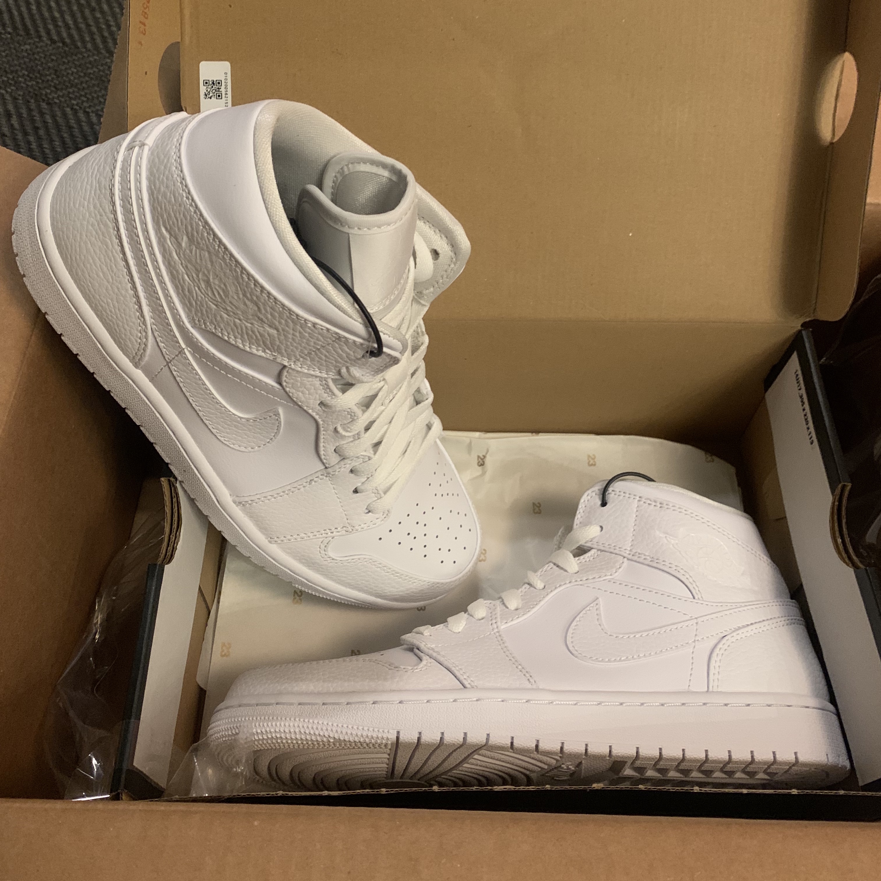 Jordan 1 Mid Triple White 착용 스타일 - 2