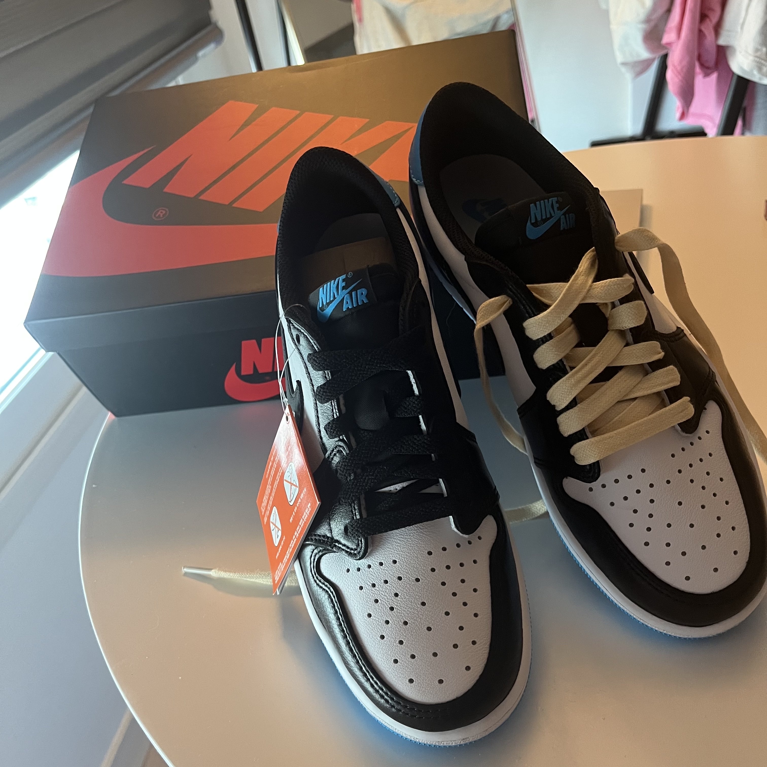 Jordan 1 Retro Low OG Black and Dark Powder Blue, Nike x Sacai x Undercover LDWaffle Black Bright Citron 착용 스타일 - 1