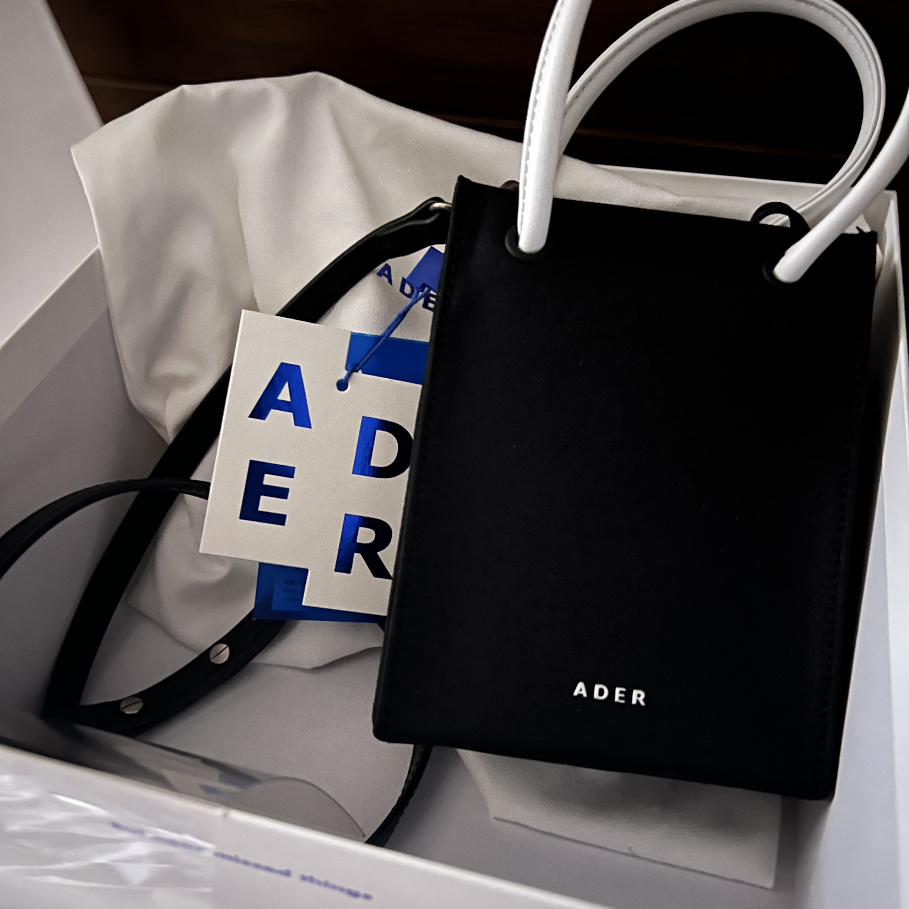 Ader Error Small Shopper Bag Noir, Ader Error Wide Blue Bag Blue 착용 스타일 - 1