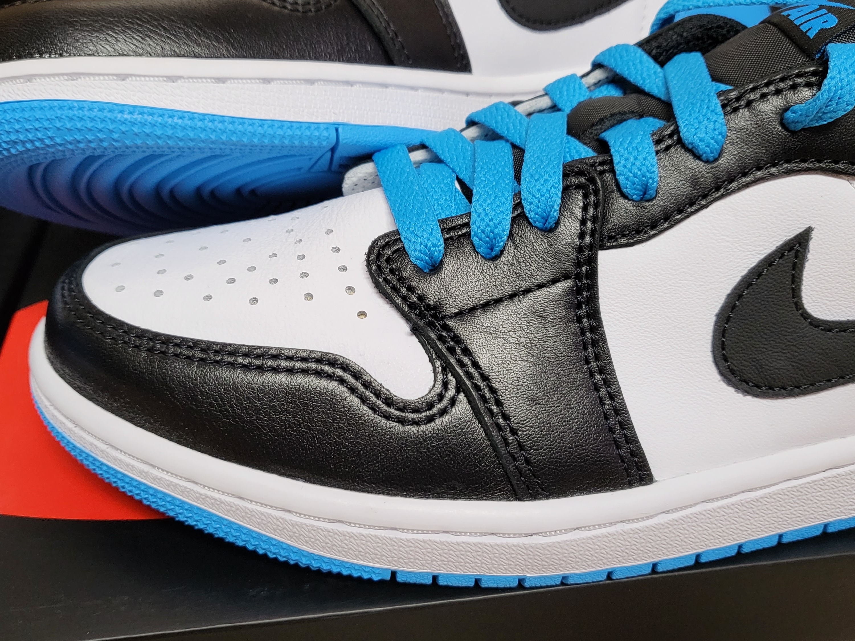 (W) Jordan 1 Retro Low OG Black and Dark Powder Blue 착용 스타일 - 2
