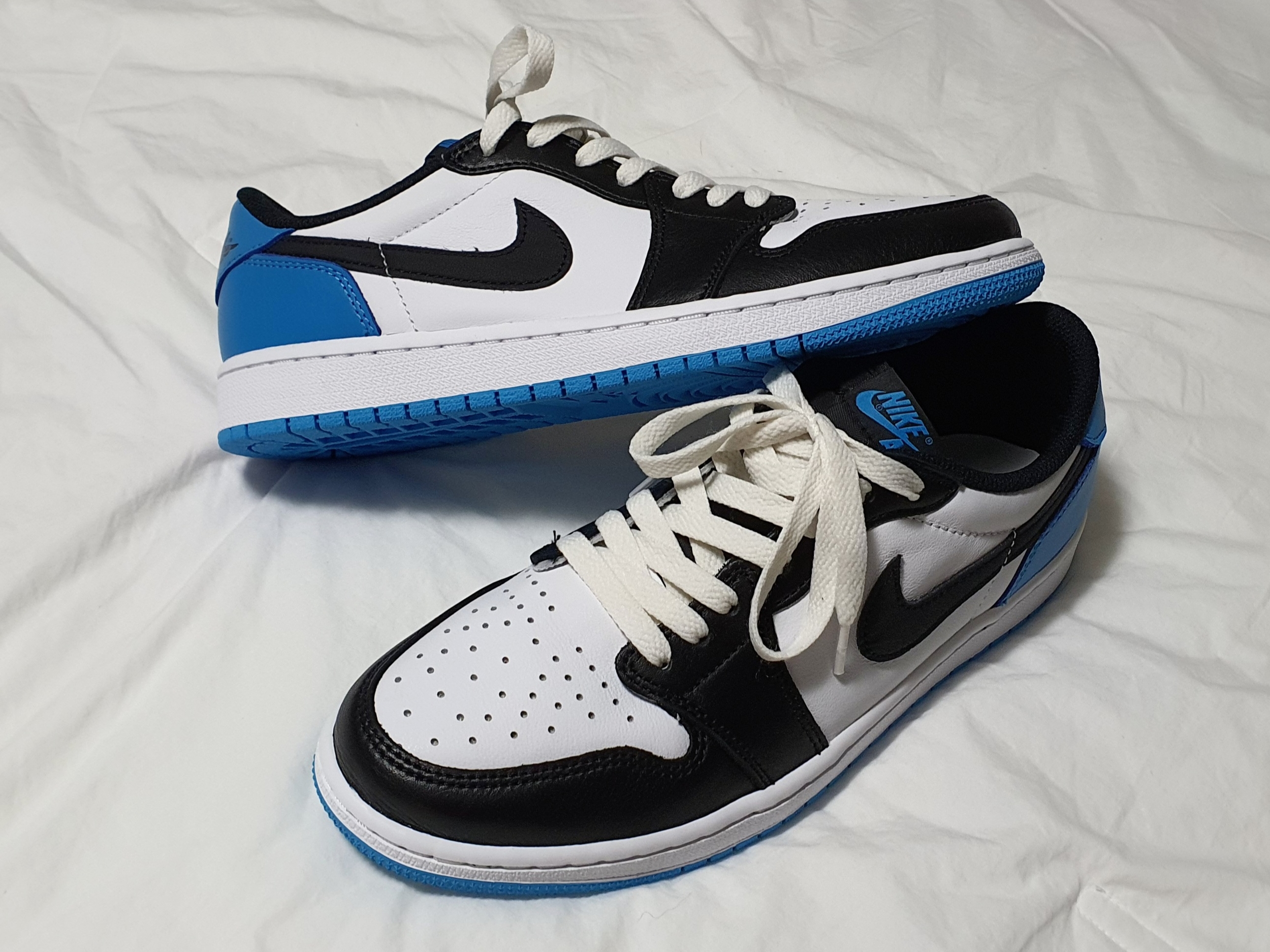 Jordan 1 Retro Low OG Black and Dark Powder Blue 착용 스타일 - 3