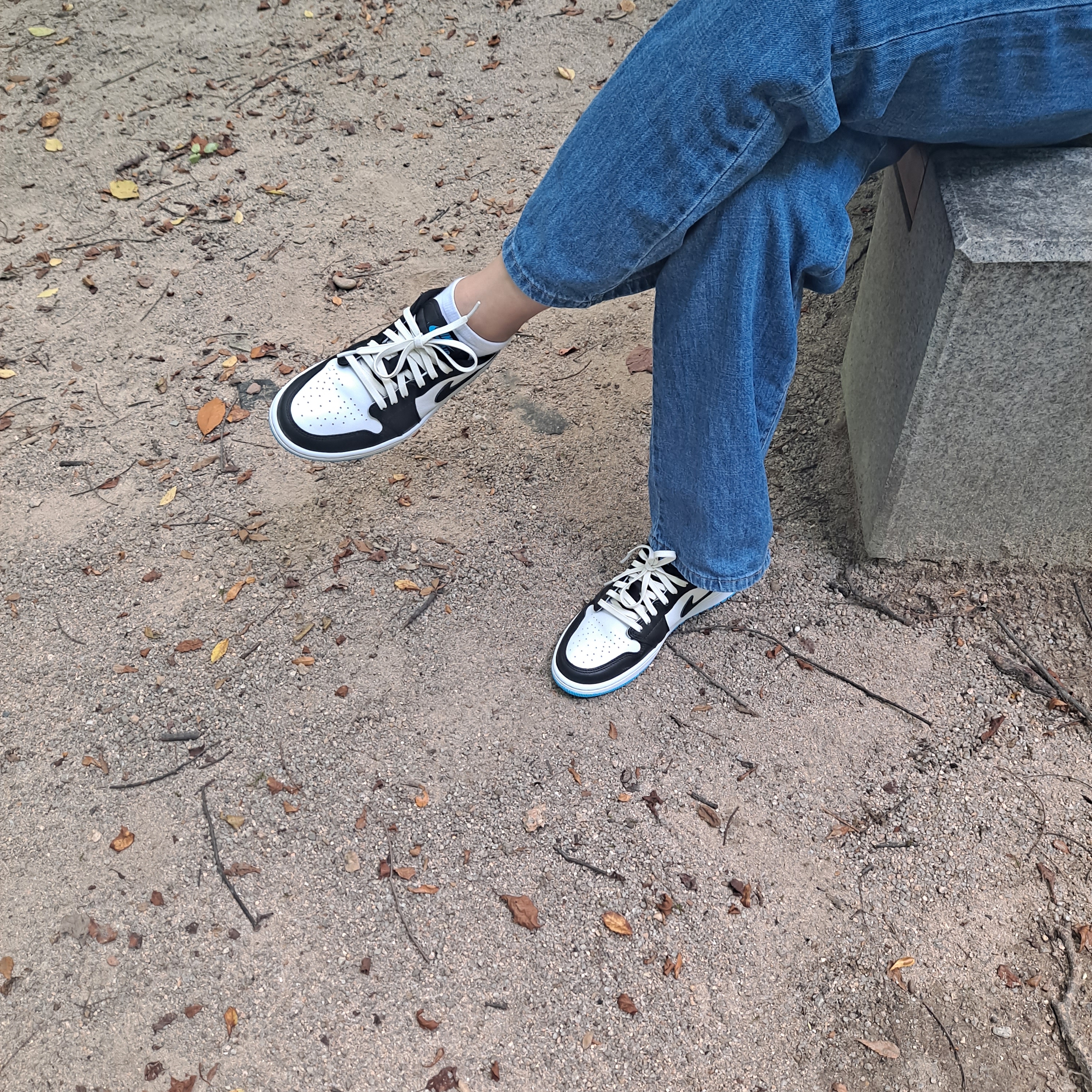 (W) Jordan 1 Retro Low OG Black and Dark Powder Blue 착용 스타일 - 2