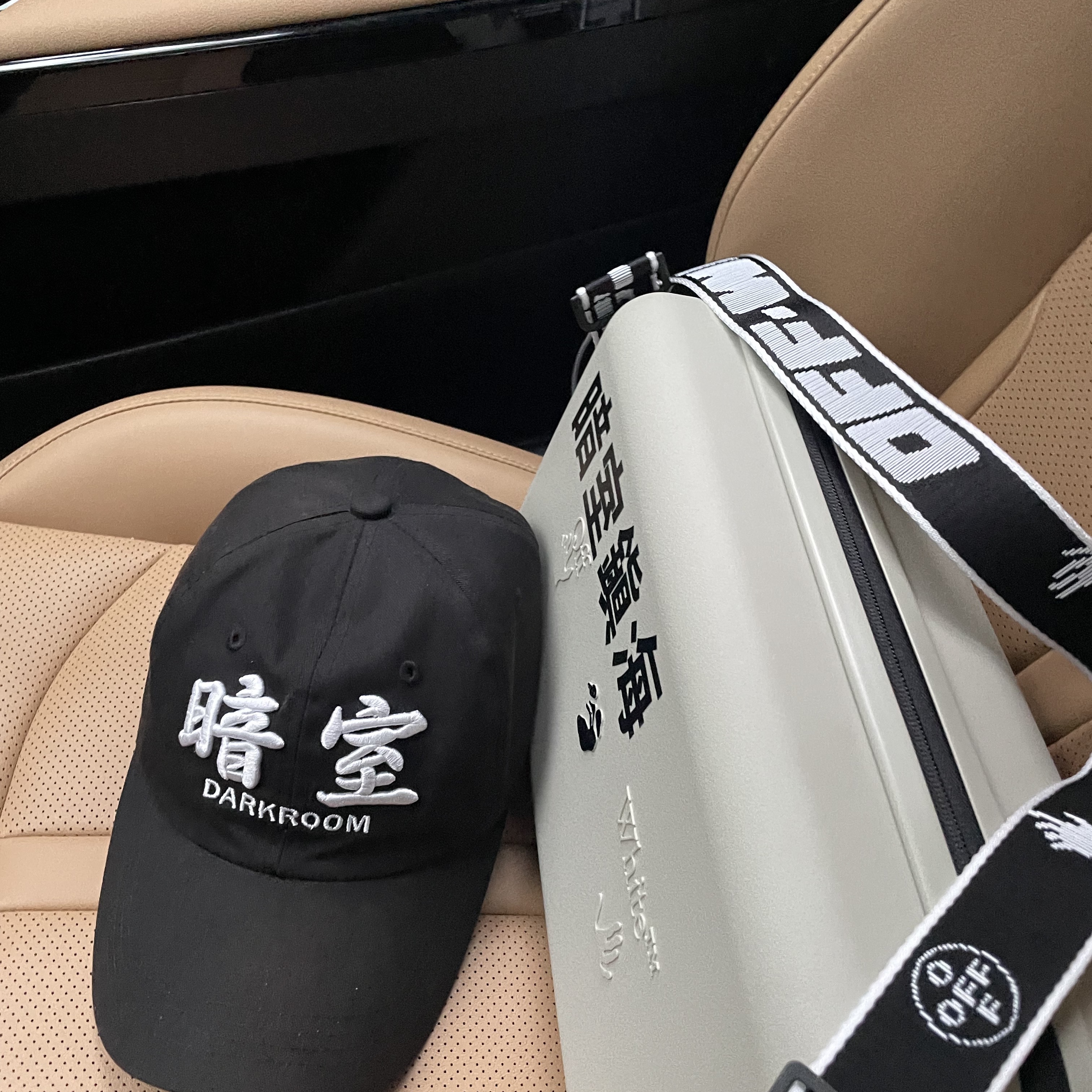 Off-White x Amore Pacific Protection Box (Without Cosmetics), Darkr8m Studio White Logo Cap 착용 스타일 - 2