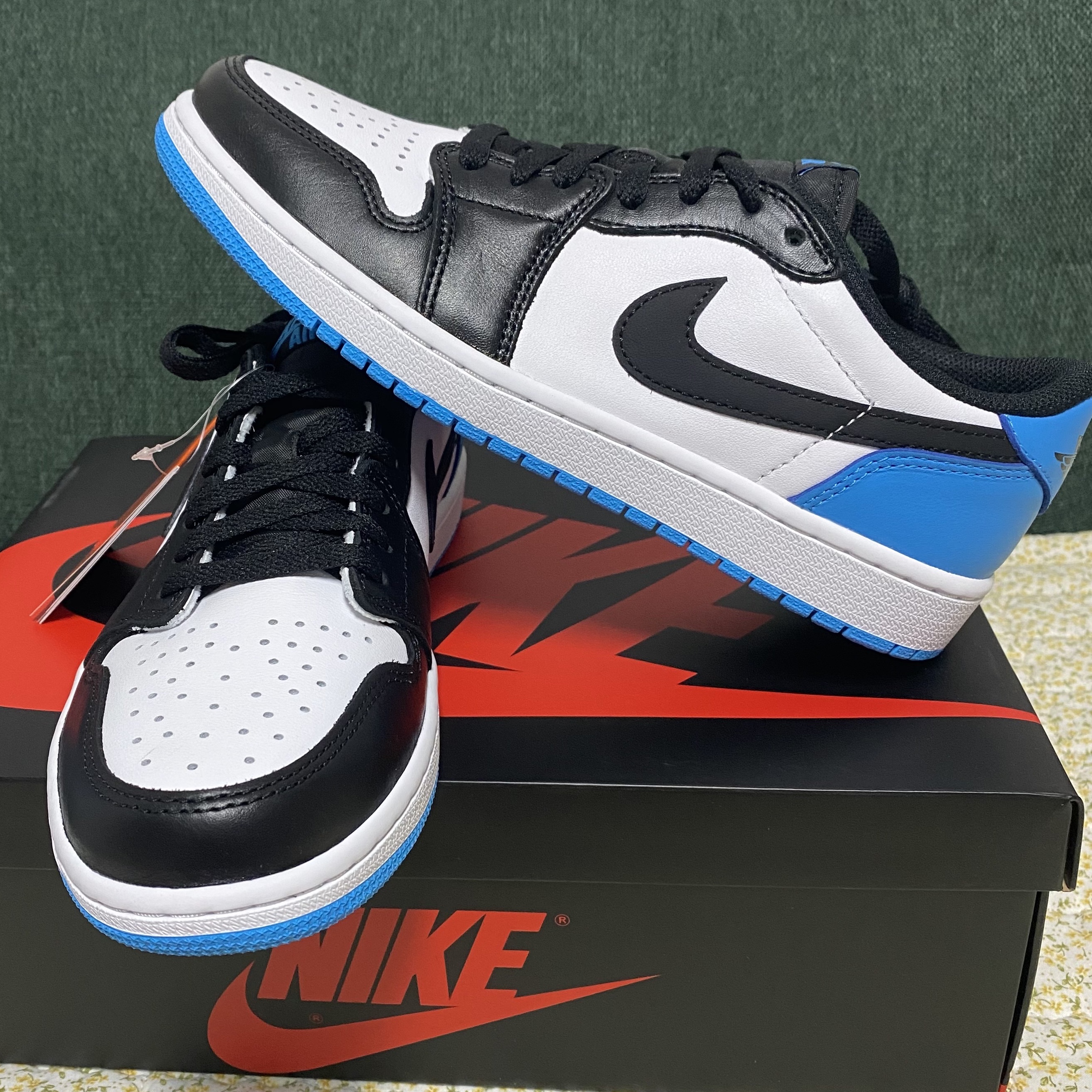 Jordan 1 Retro Low OG Black and Dark Powder Blue 착용 스타일 - 1