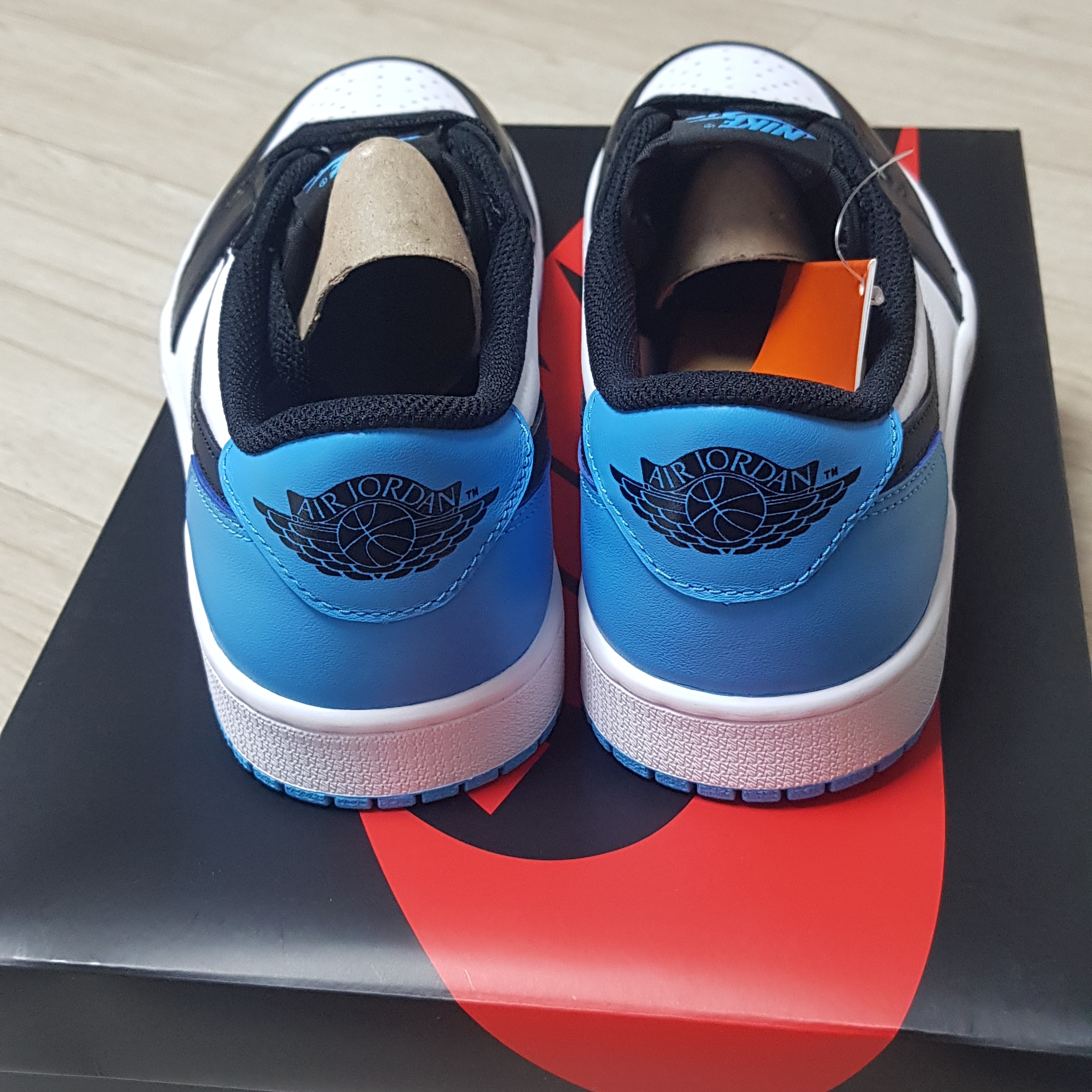 Jordan 1 Retro Low OG Black and Dark Powder Blue 착용 스타일 - 2
