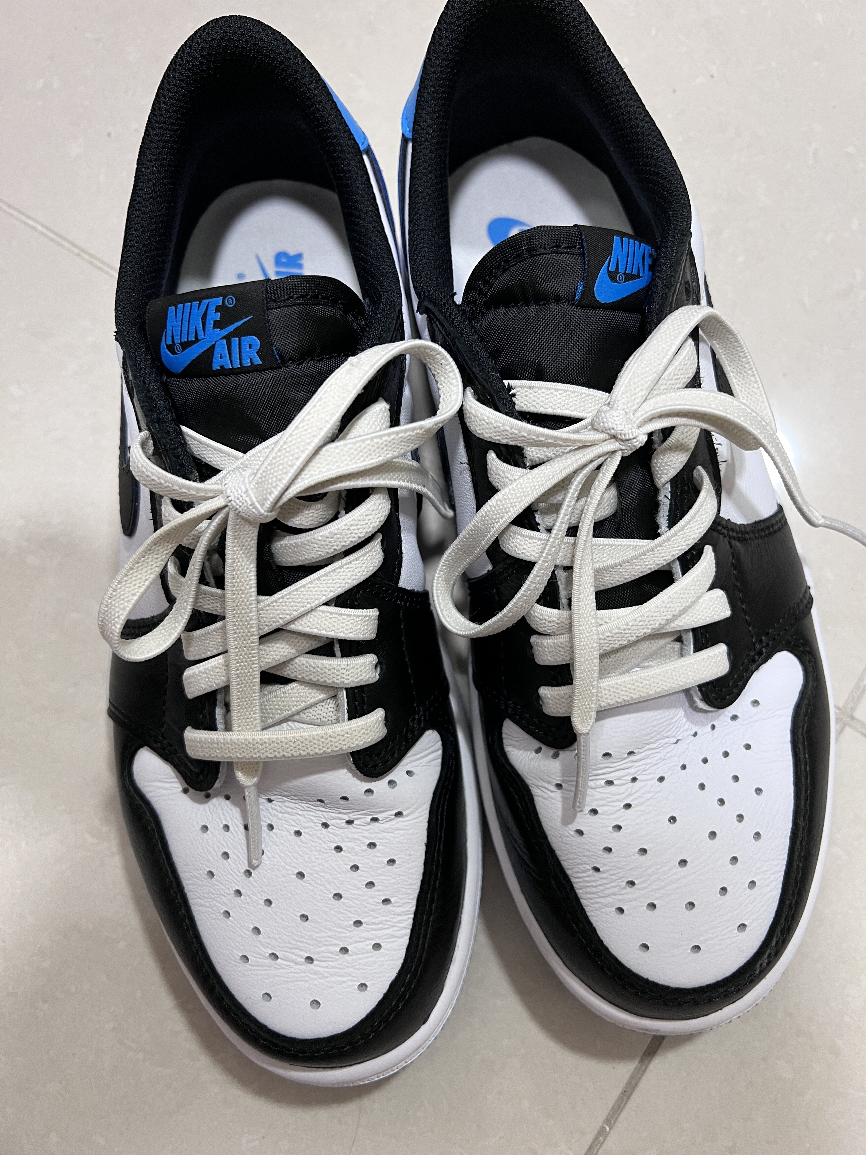 Jordan 1 Retro Low OG Black and Dark Powder Blue 착용 스타일 - 1