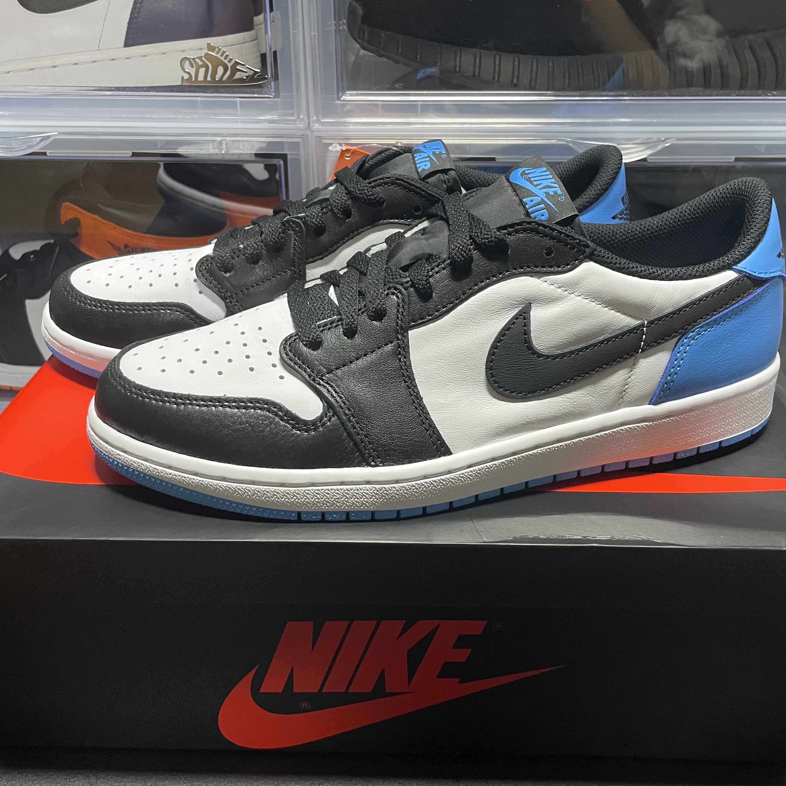 Jordan 1 Retro Low OG Black and Dark Powder Blue 착용 스타일 - 2