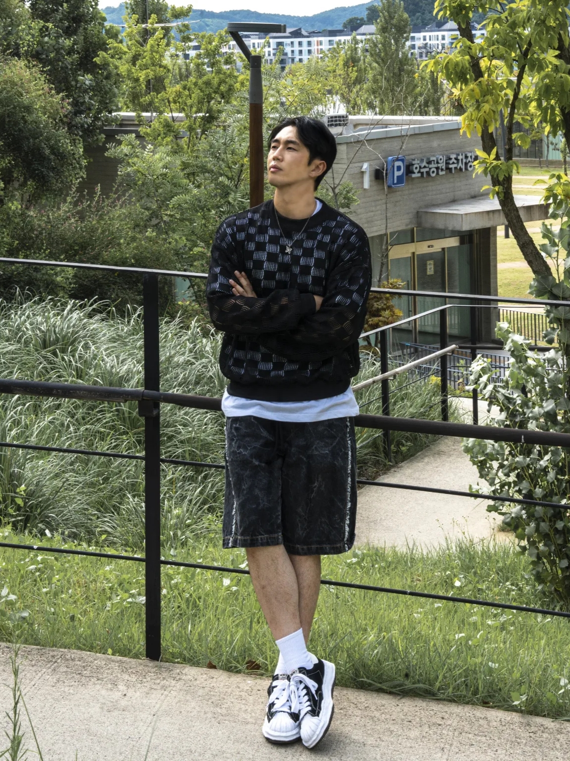 Maison Mihara Yasuhiro Blakey OG Sole Canvas Low-top Sneakers Black White 착용 스타일 - 3