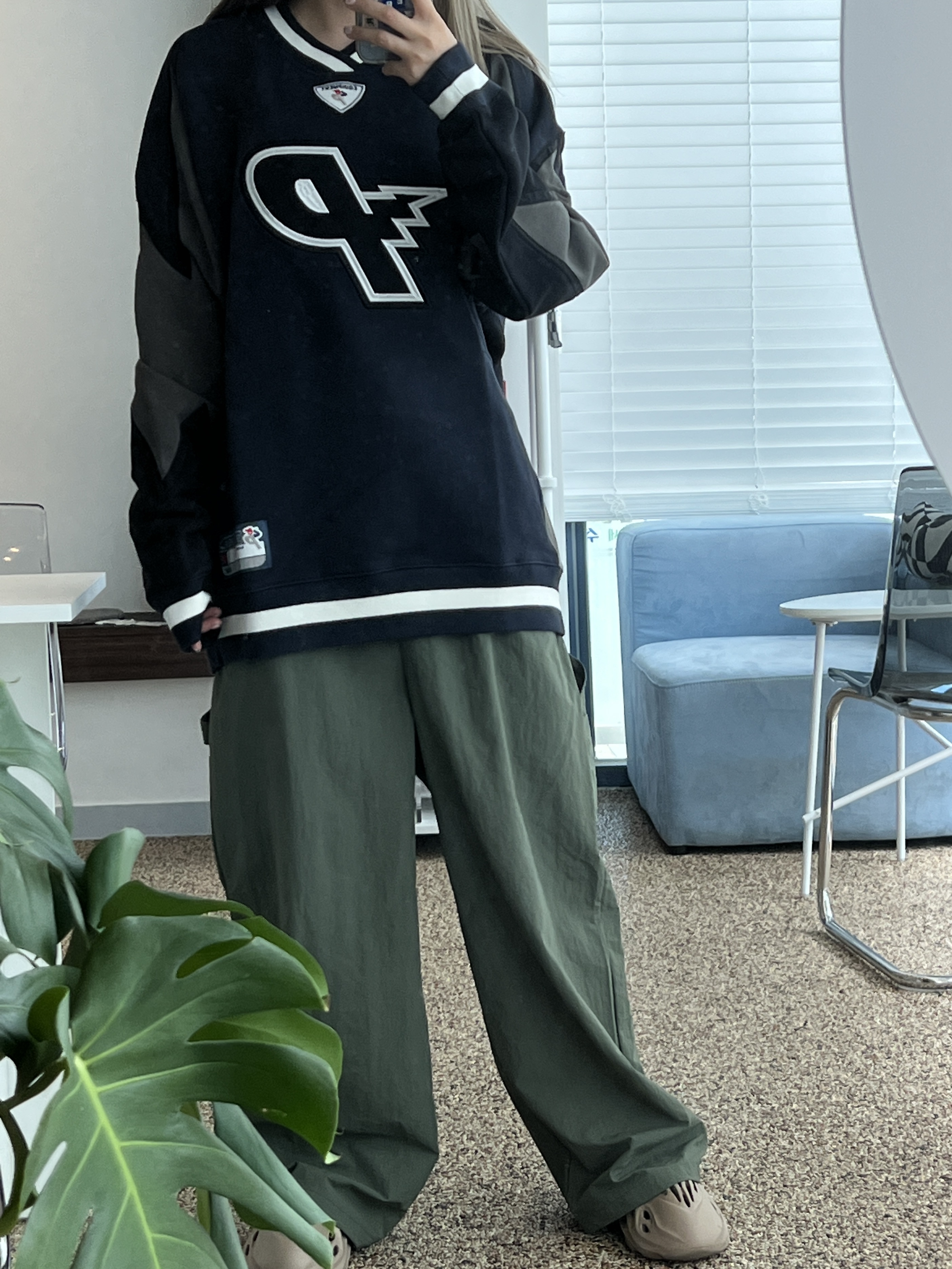Palace Bolt Crew Grey Black - 21FW, Adidas Yeezy Foam RNNR Mist 착용 스타일