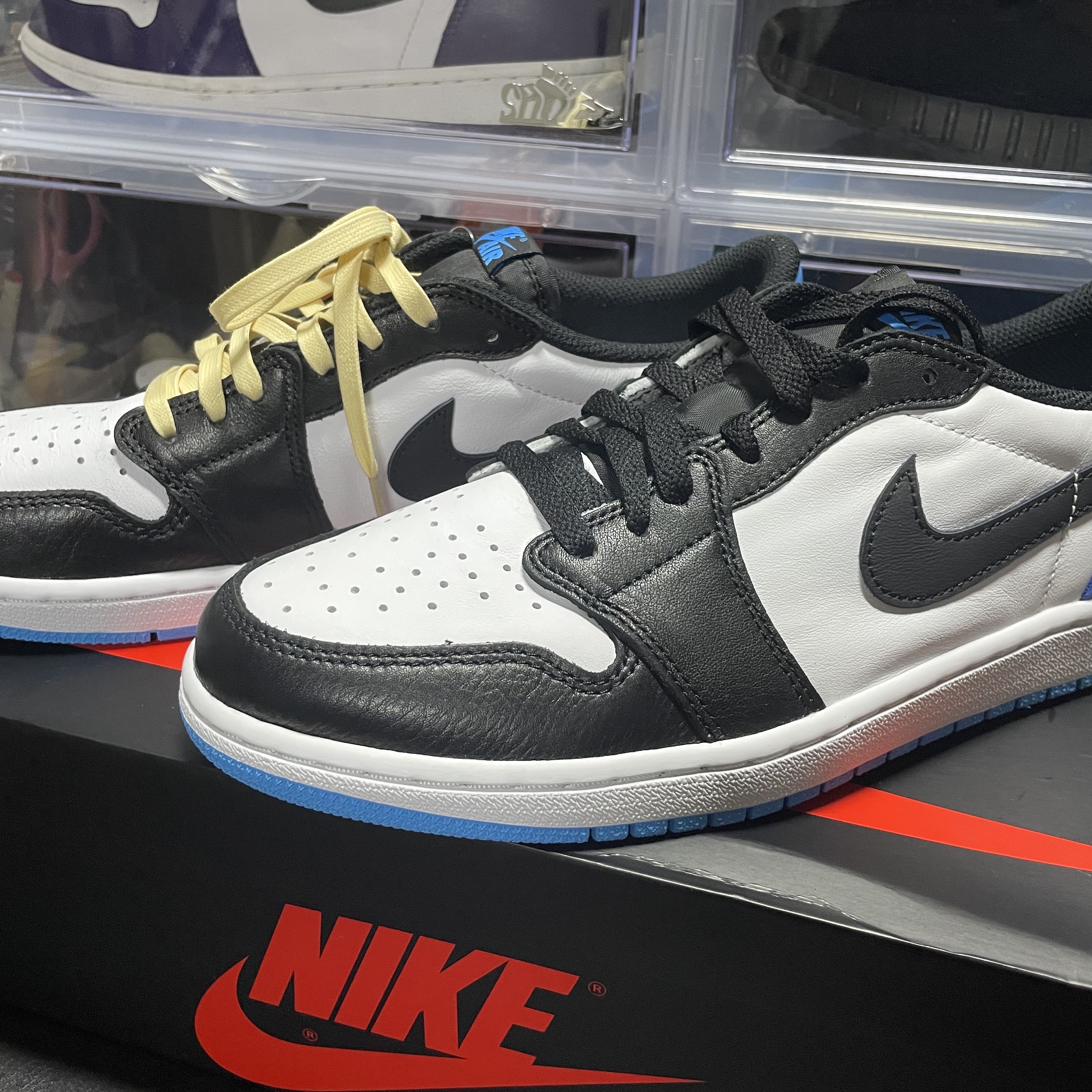 Jordan 1 Retro Low OG Black and Dark Powder Blue 착용 스타일 - 3
