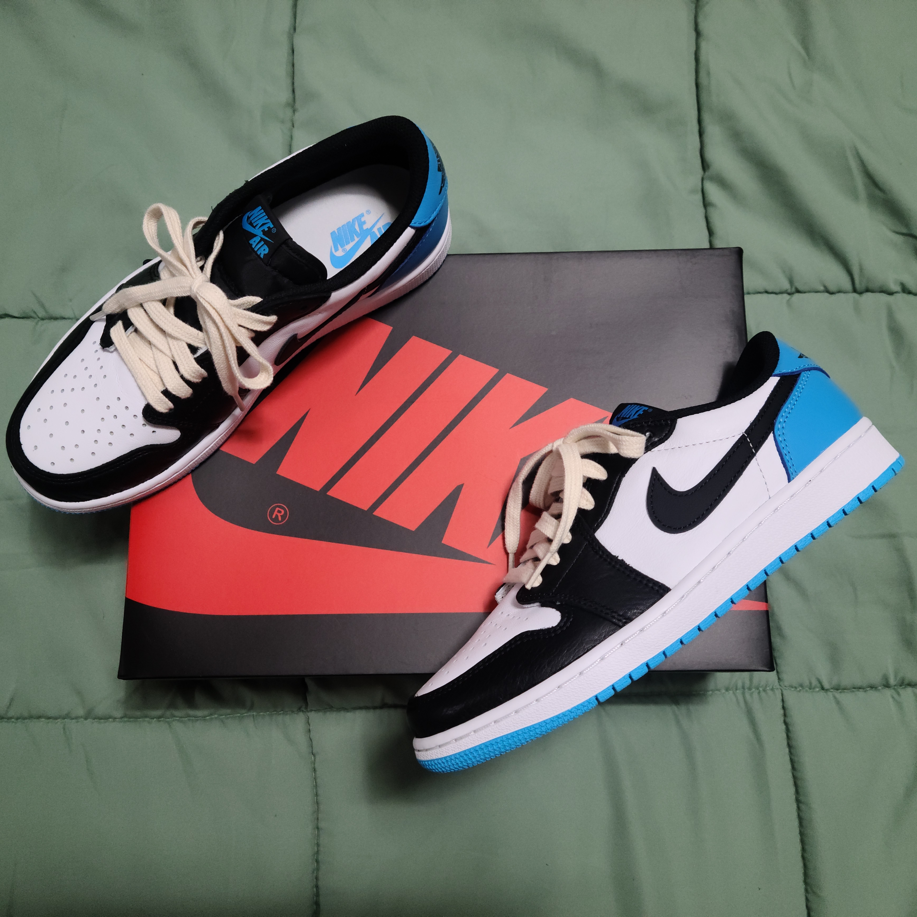 Jordan 1 Retro Low OG Black and Dark Powder Blue 착용 스타일