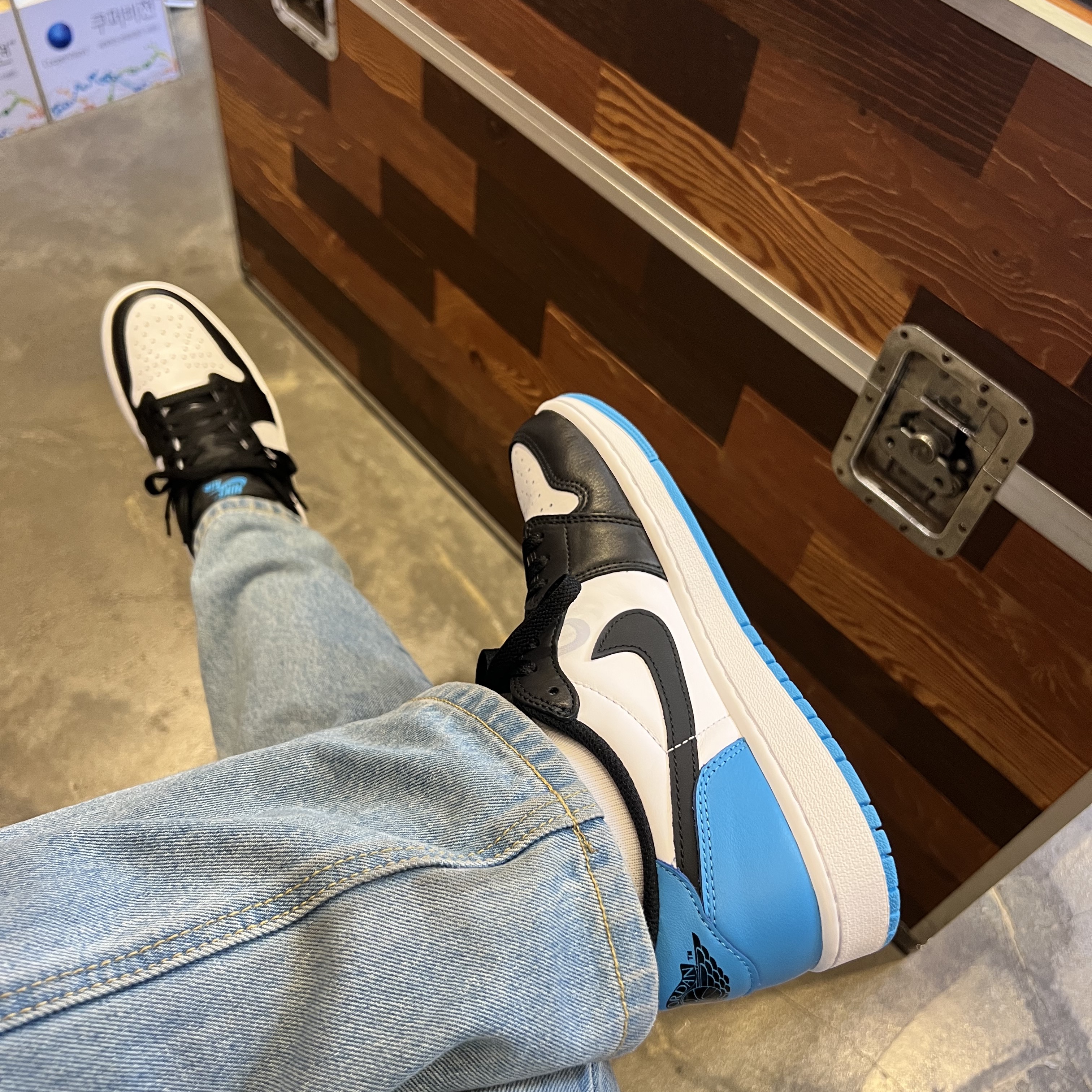 Jordan 1 Retro Low OG Black and Dark Powder Blue 착용 스타일 - 2