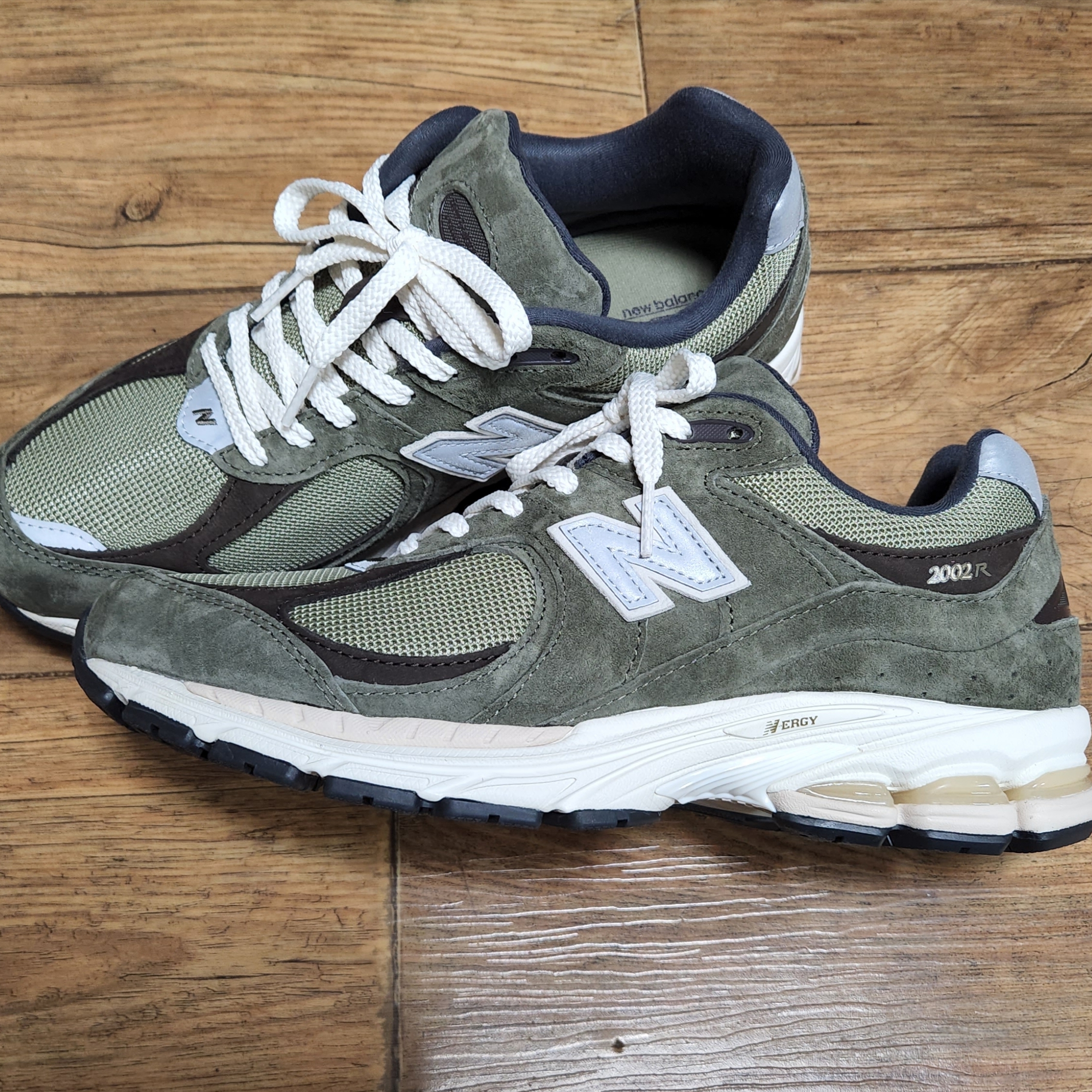 New Balance 2002R Special Vintage Khaki 착용 스타일