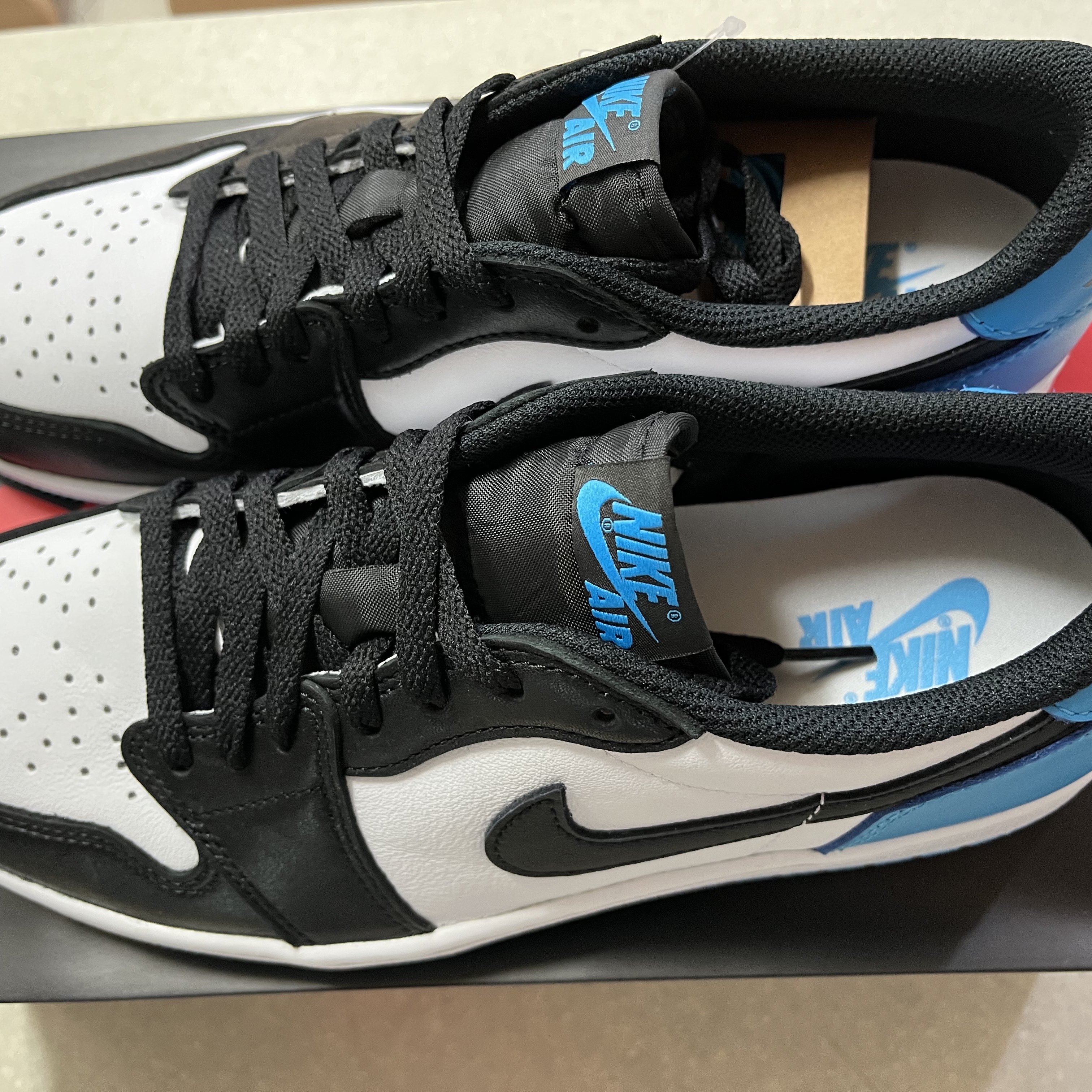 Jordan 1 Retro Low OG Black and Dark Powder Blue 착용 스타일 - 1