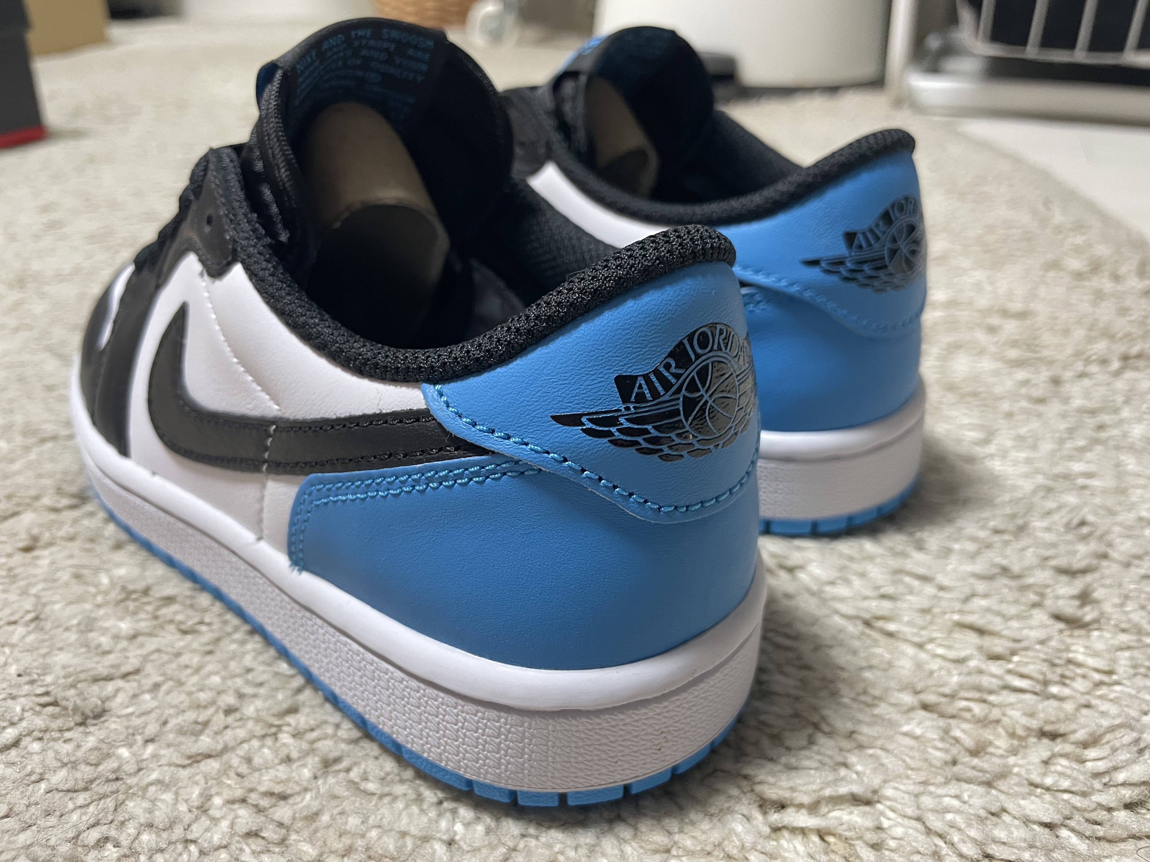 (W) Jordan 1 Retro Low OG Black and Dark Powder Blue 착용 스타일 - 2