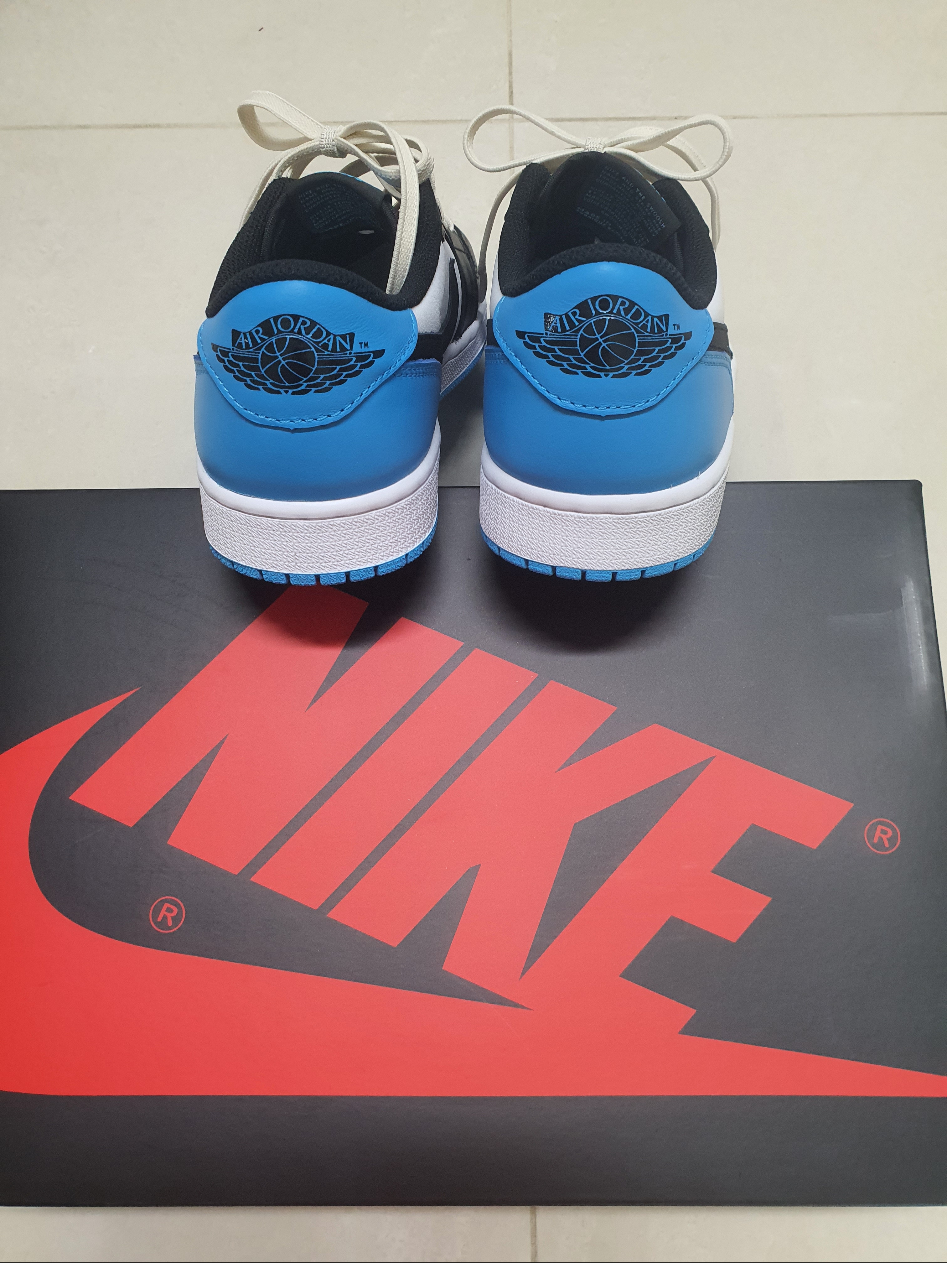 Jordan 1 Retro Low OG Black and Dark Powder Blue 착용 스타일 - 2