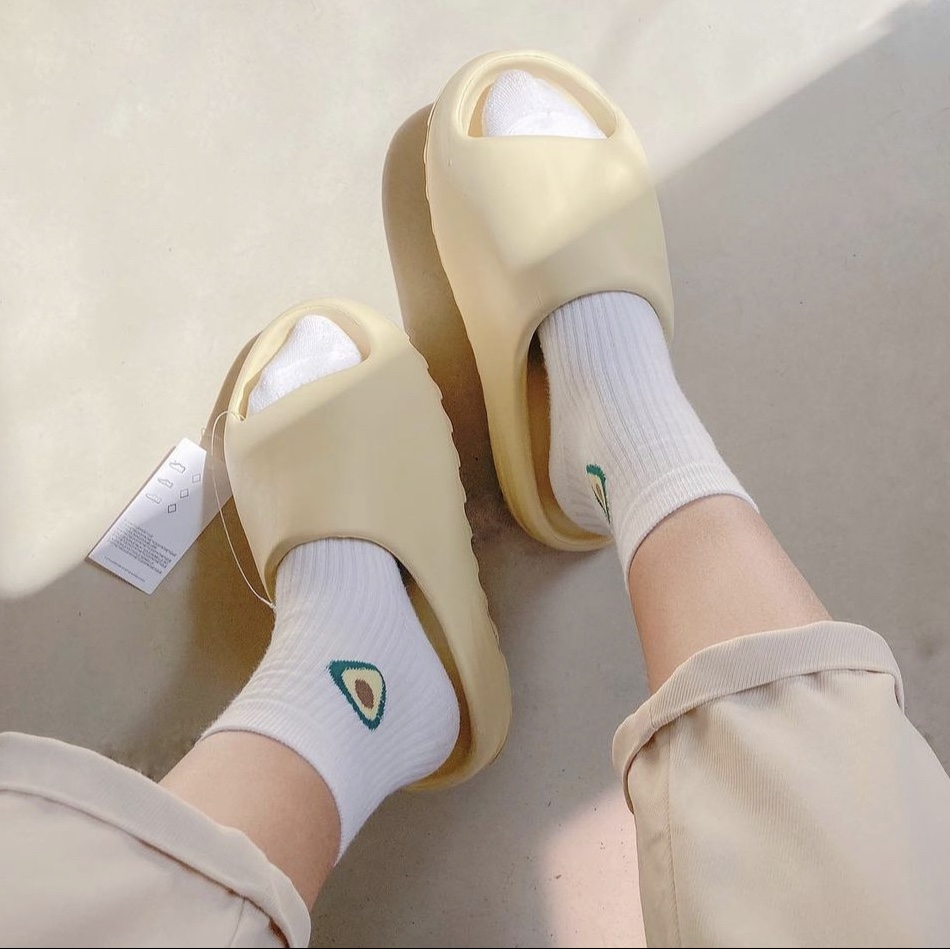 Adidas Yeezy Slide Bone 2022/2023 착용 스타일 - 2