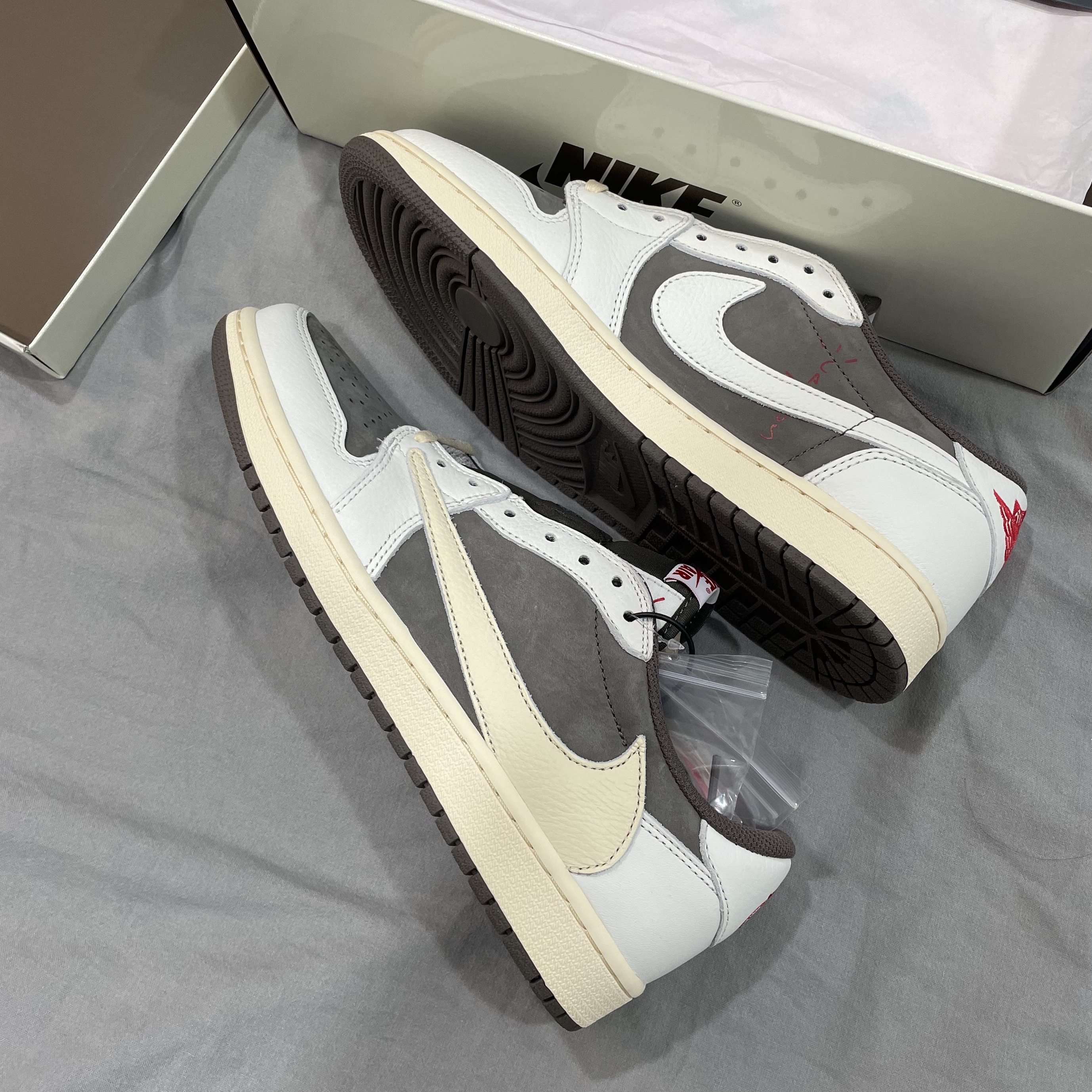 Jordan 1 x Travis Scott Retro Low OG SP Sail and Ridgerock 착용 스타일 - 2