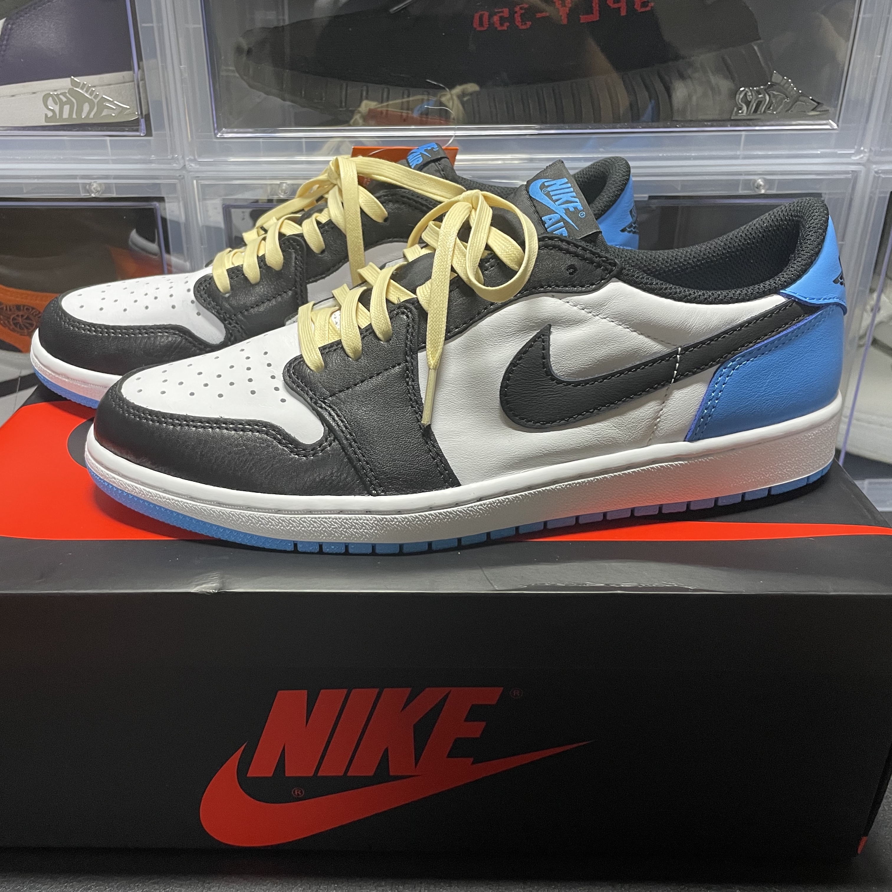 Jordan 1 Retro Low OG Black and Dark Powder Blue 착용 스타일 - 1