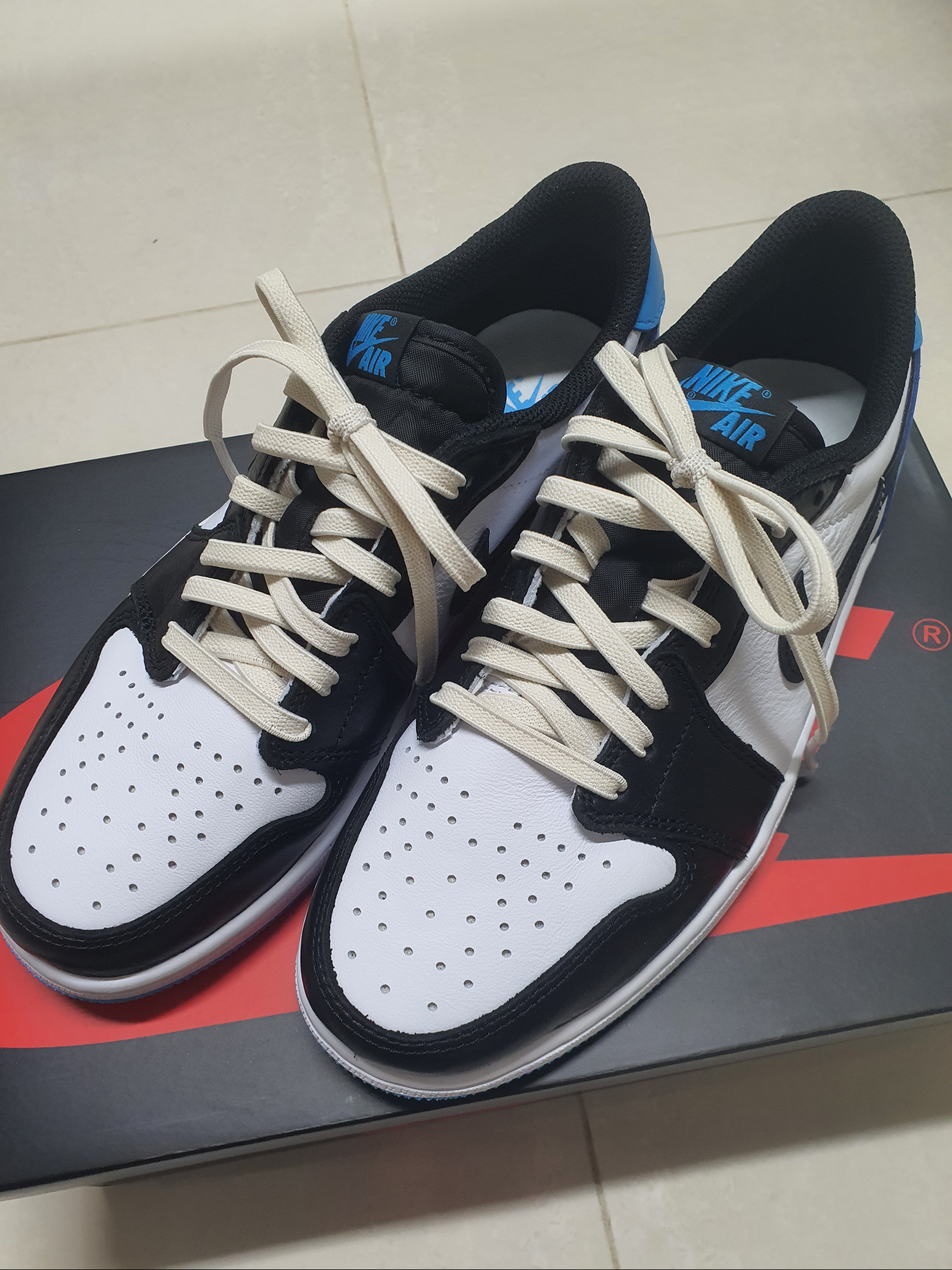 Jordan 1 Retro Low OG Black and Dark Powder Blue 착용 스타일 - 1