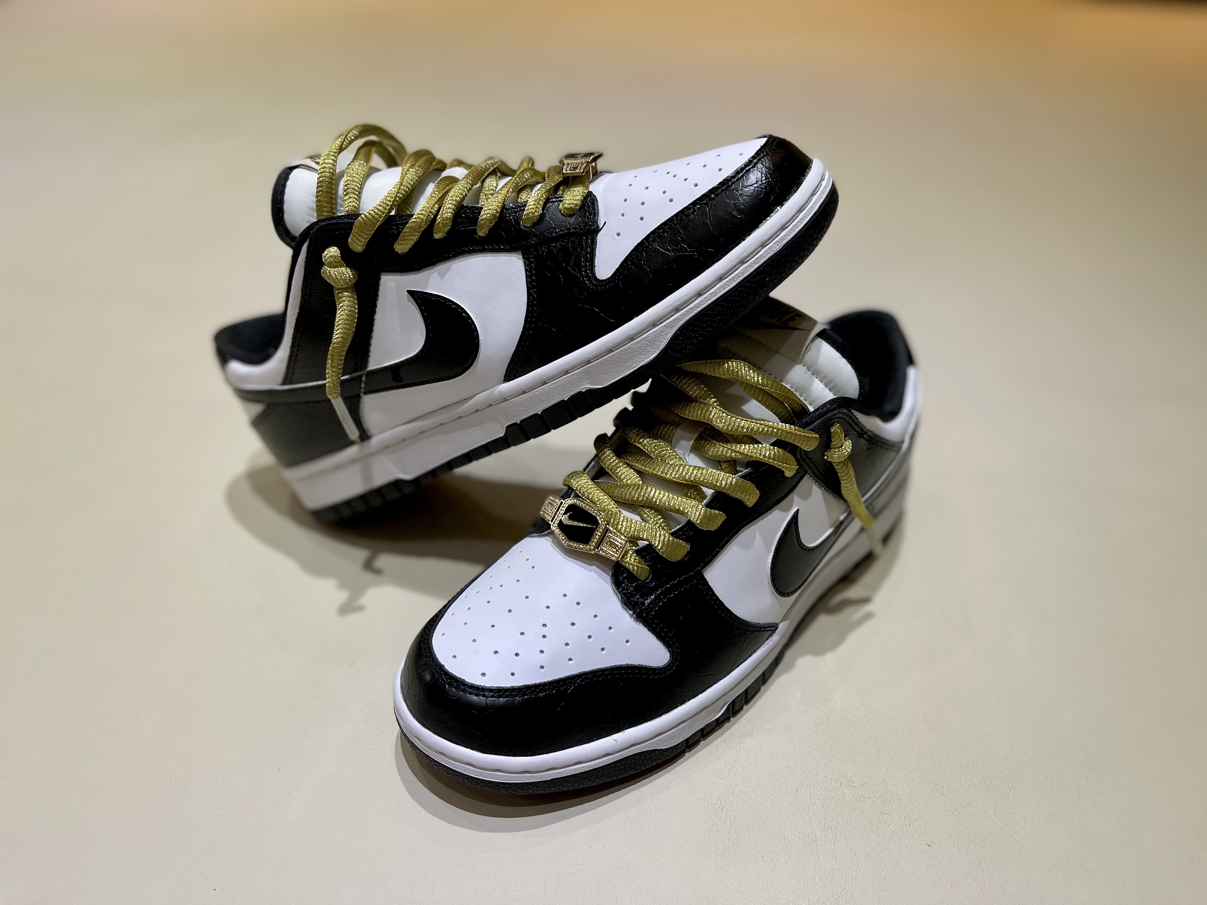 Nike Dunk Low Retro SE Black, Nike x Sean Cliver SB Dunk Low Holiday Special 착용 스타일 - 2