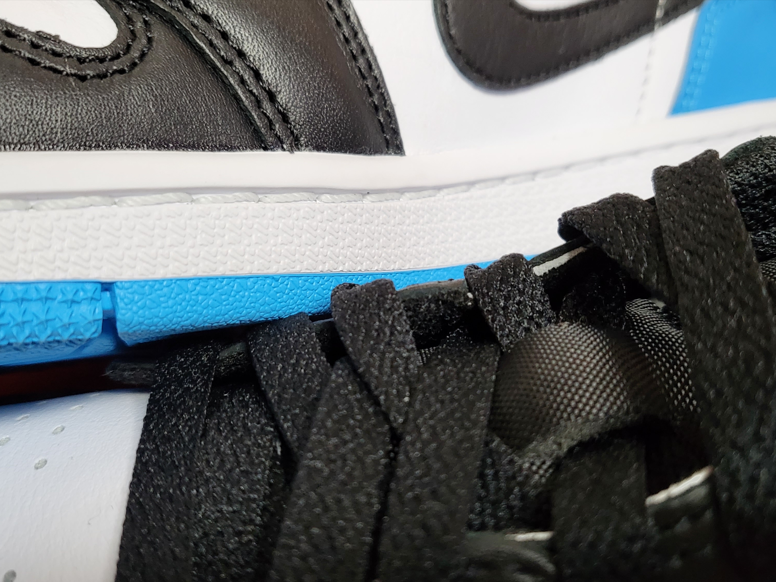 (W) Jordan 1 Retro Low OG Black and Dark Powder Blue 착용 스타일 - 1