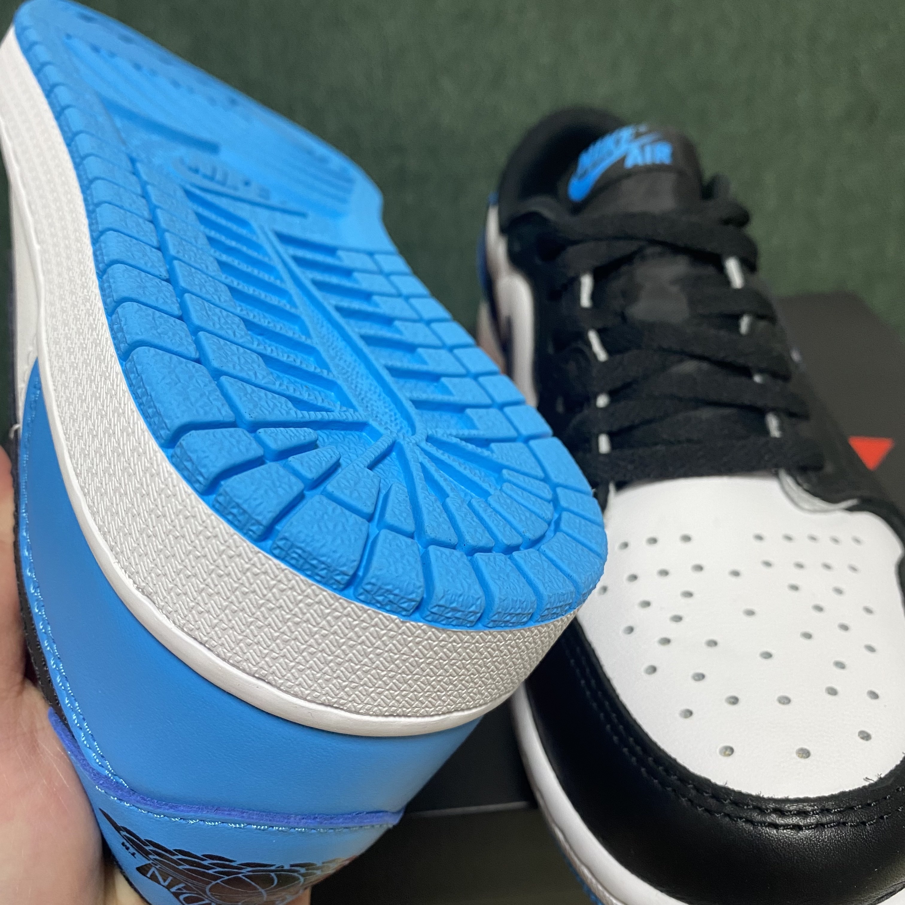 Jordan 1 Retro Low OG Black and Dark Powder Blue 착용 스타일 - 3