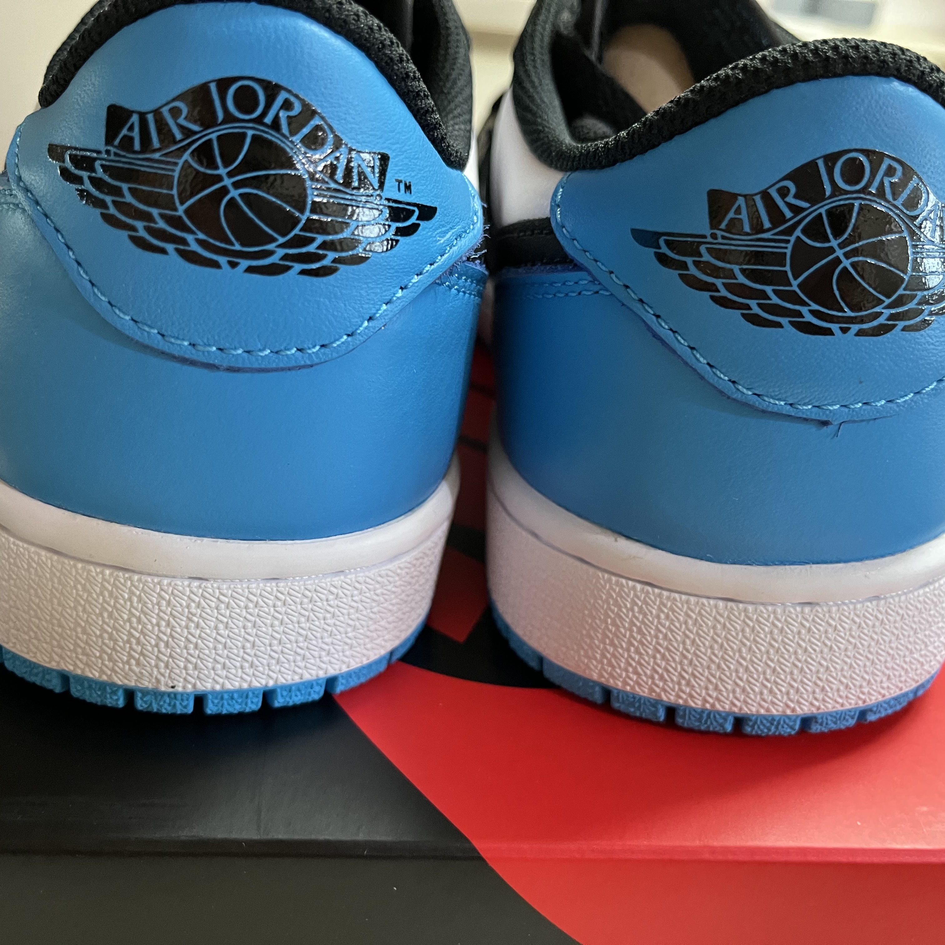 Jordan 1 Retro Low OG Black and Dark Powder Blue 착용 스타일 - 2