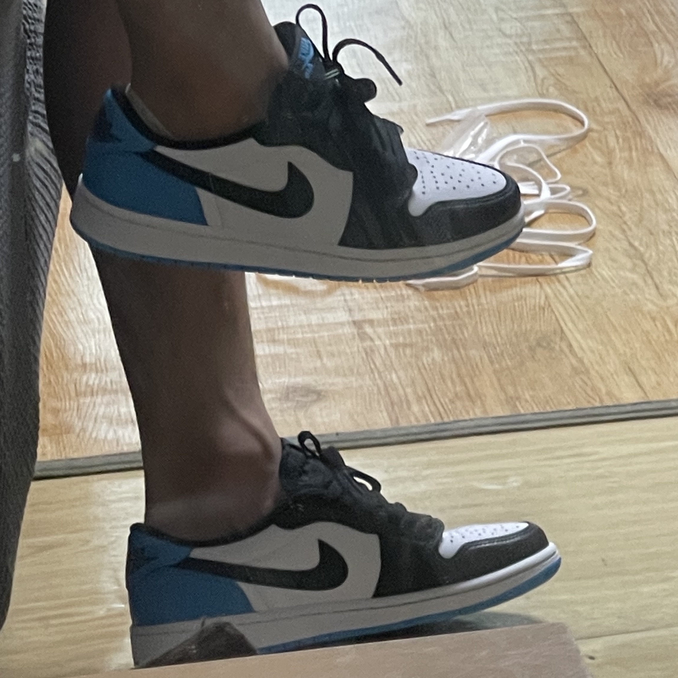 Jordan 1 Retro Low OG Black and Dark Powder Blue 착용 스타일