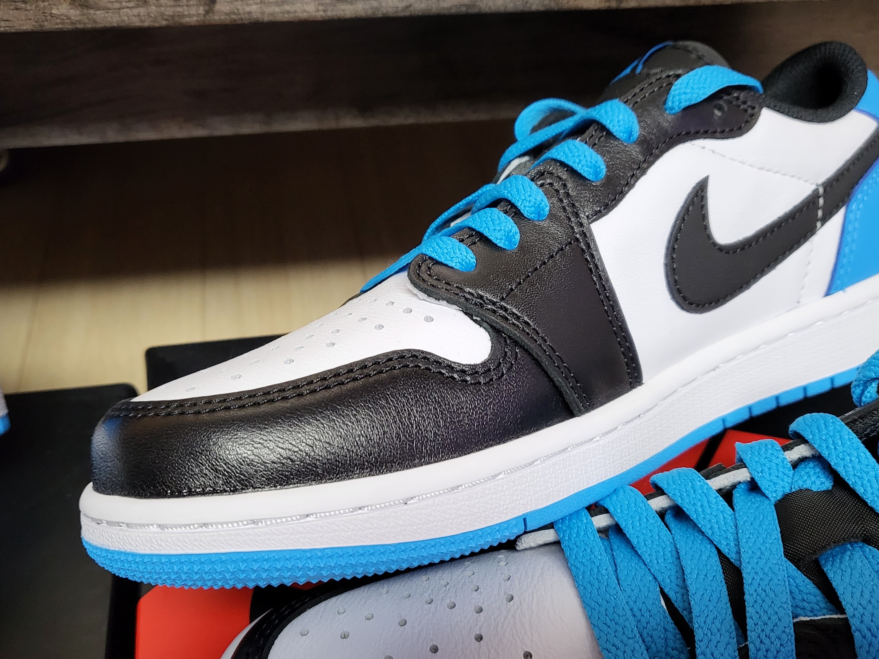 (W) Jordan 1 Retro Low OG Black and Dark Powder Blue 착용 스타일 - 3