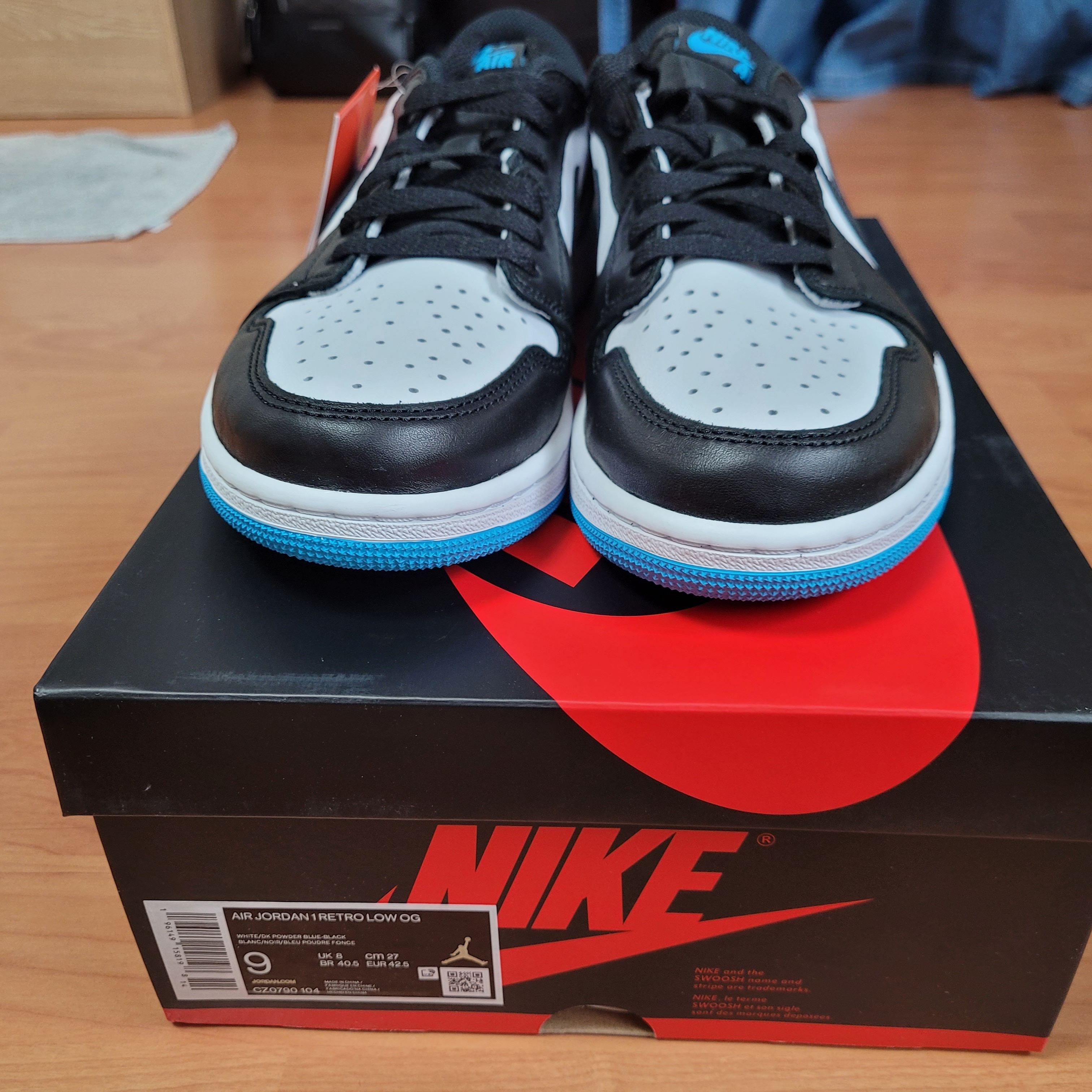 Jordan 1 Retro Low OG Black and Dark Powder Blue 착용 스타일 - 5