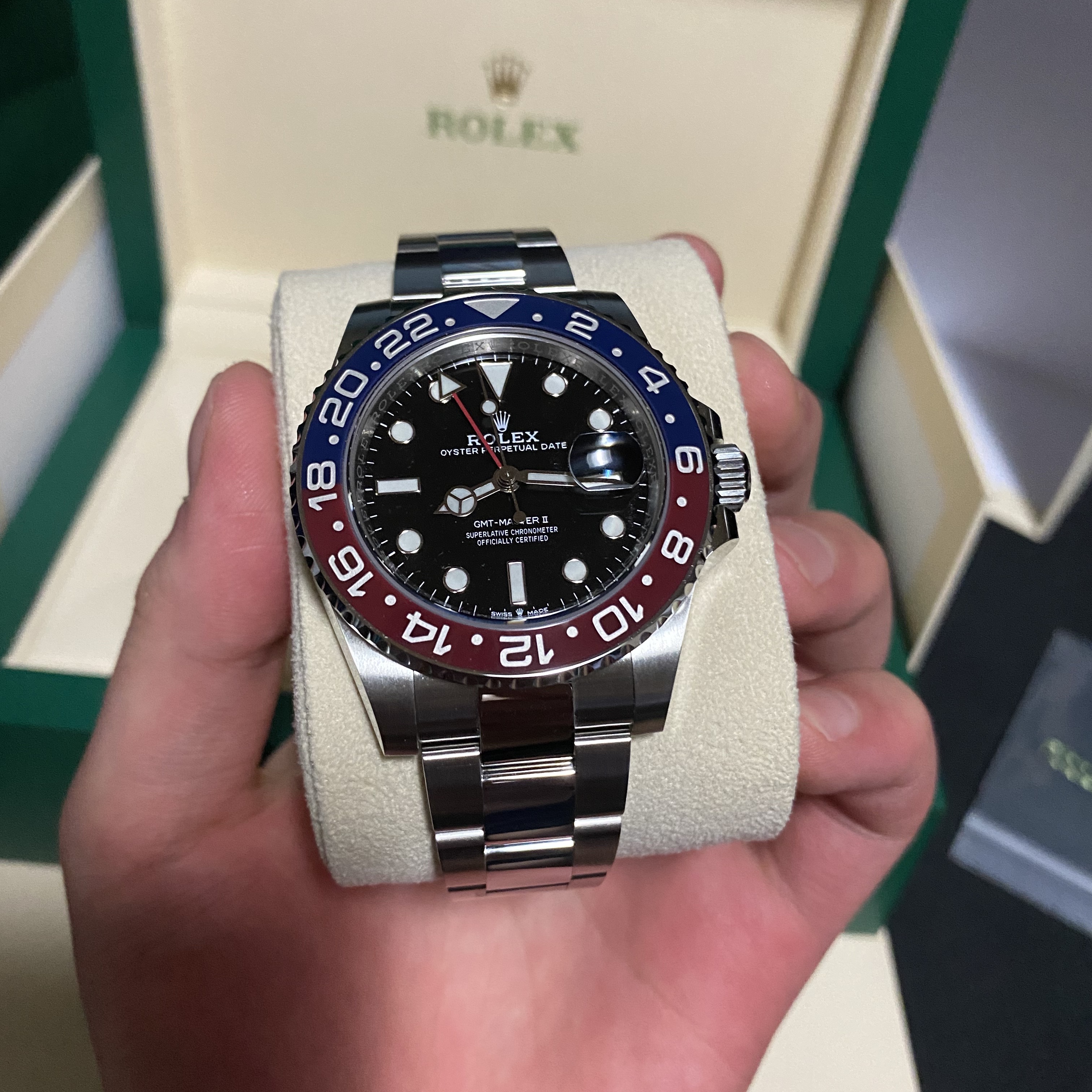 Rolex GMT-Master II 40mm 126710BLRO Black Oyster 착용 스타일