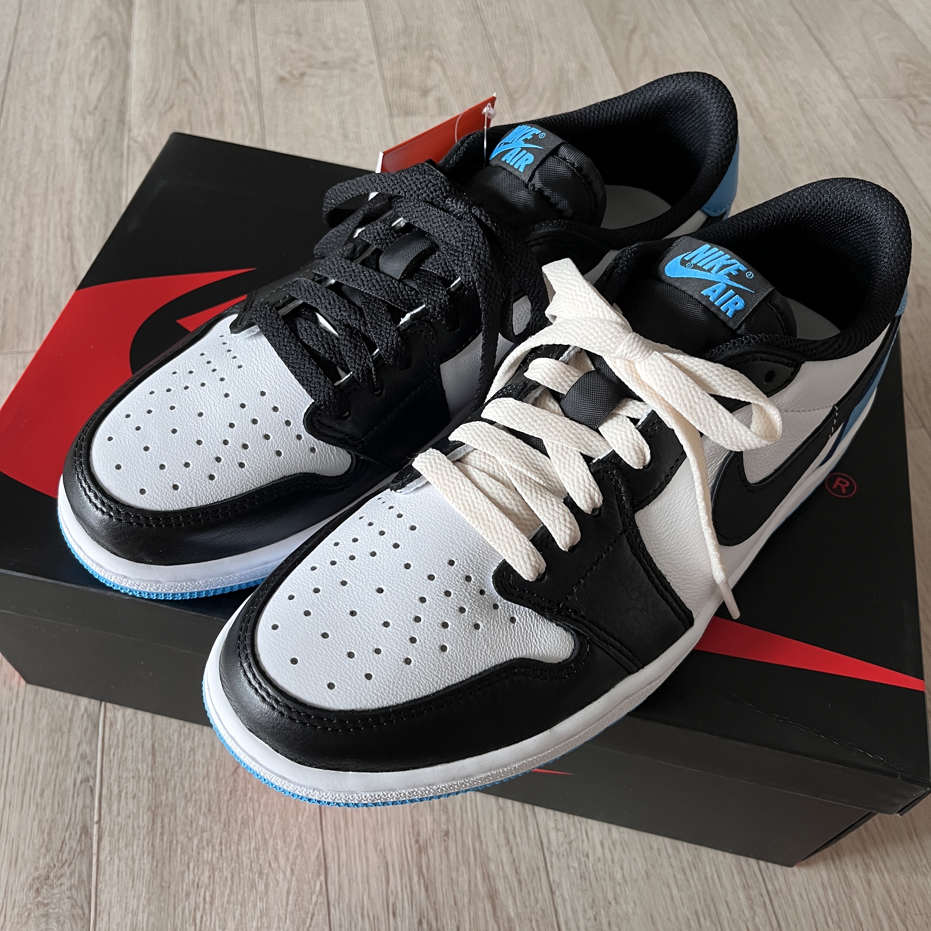 Jordan 1 Retro Low OG Black and Dark Powder Blue 착용 스타일