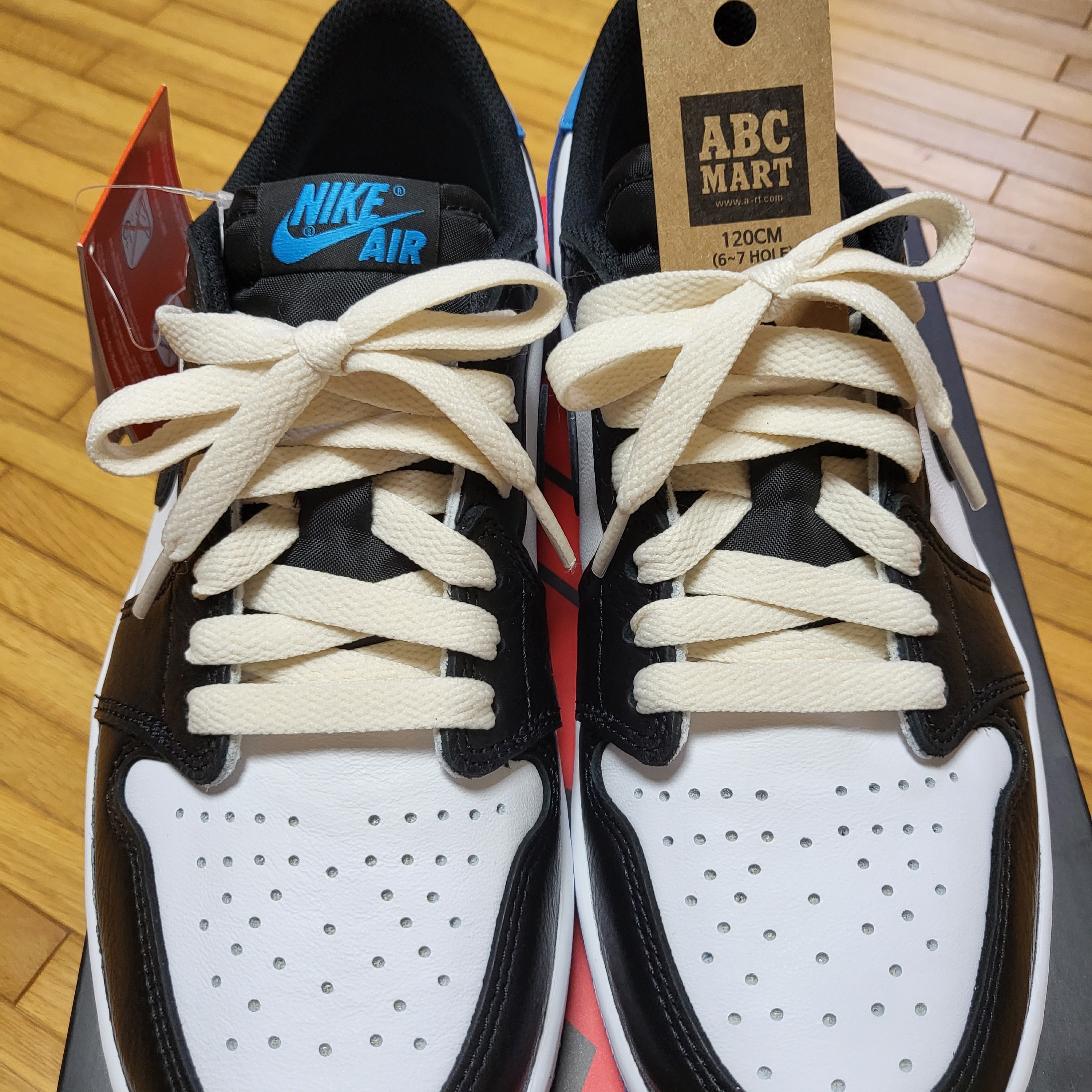 Jordan 1 Retro Low OG Black and Dark Powder Blue 착용 스타일 - 3