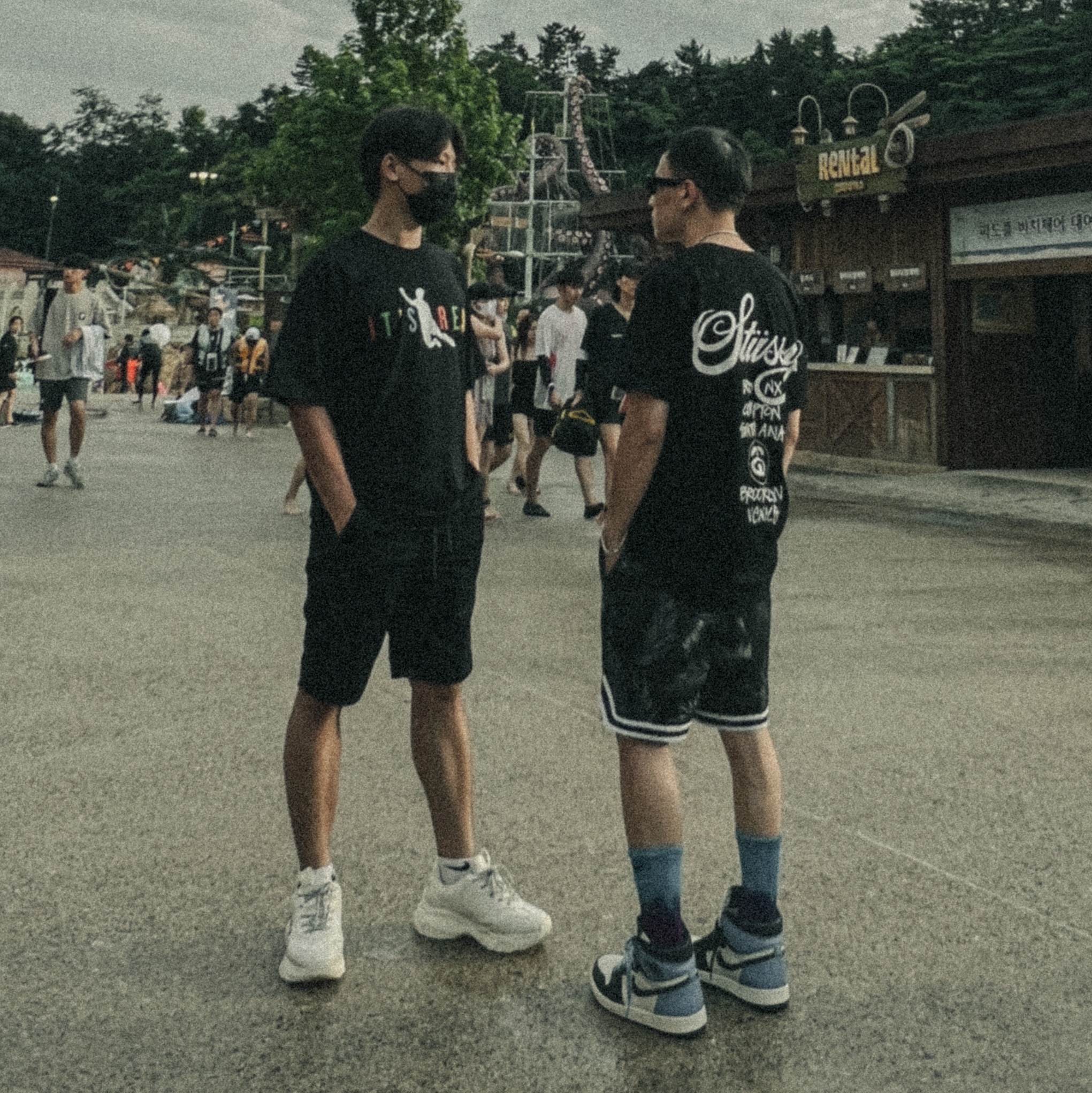 Stussy DSM World Tour T-Shirt Black, Jordan 1 Retro High Obsidian UNC 착용 스타일