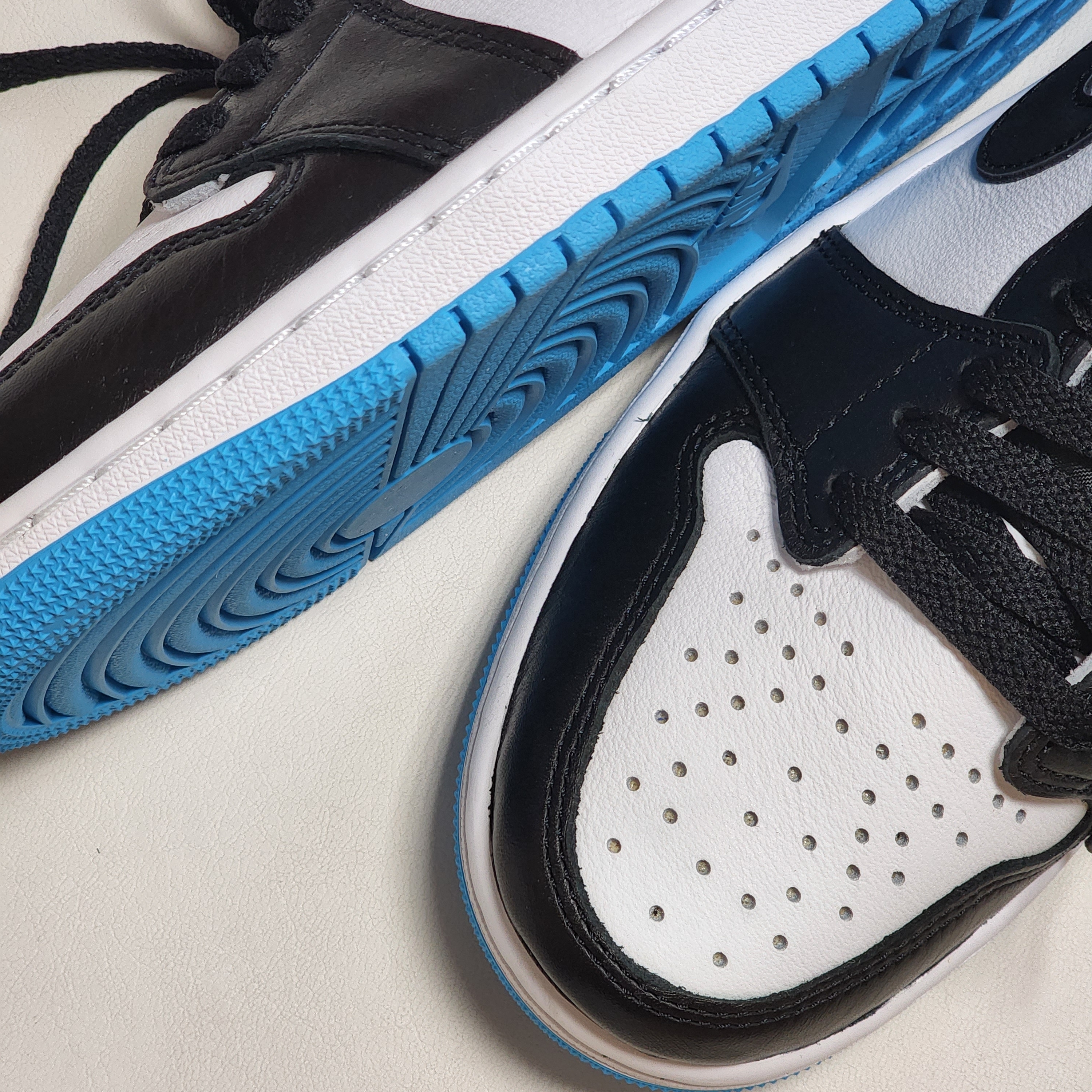Jordan 1 Retro Low OG Black and Dark Powder Blue 착용 스타일 - 4